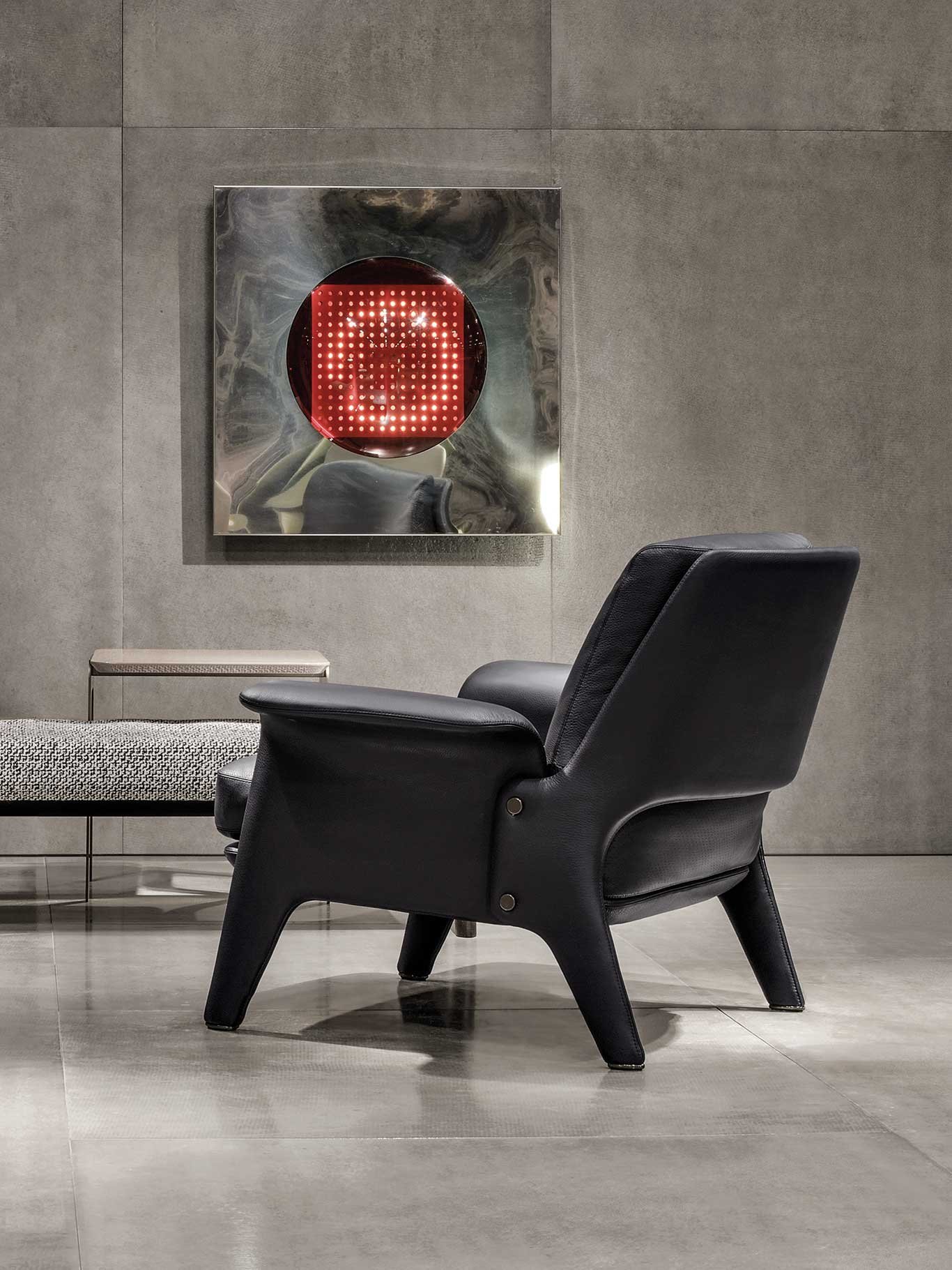 Fließende Silhouette und eine weiche Linienführung. Den Sessel »GLOVER« gibt es in Lederausstattung oder auch in Stoff.
