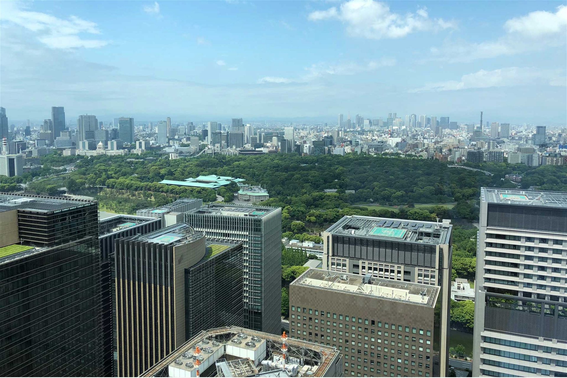 Eines der vielen Highlights des »Aman Tokio« Hotels ist die Aussicht aus dem 53. Stock – praktisch, dass sich auch die berühmte Cocktailbar des Hotels hier befindet. 