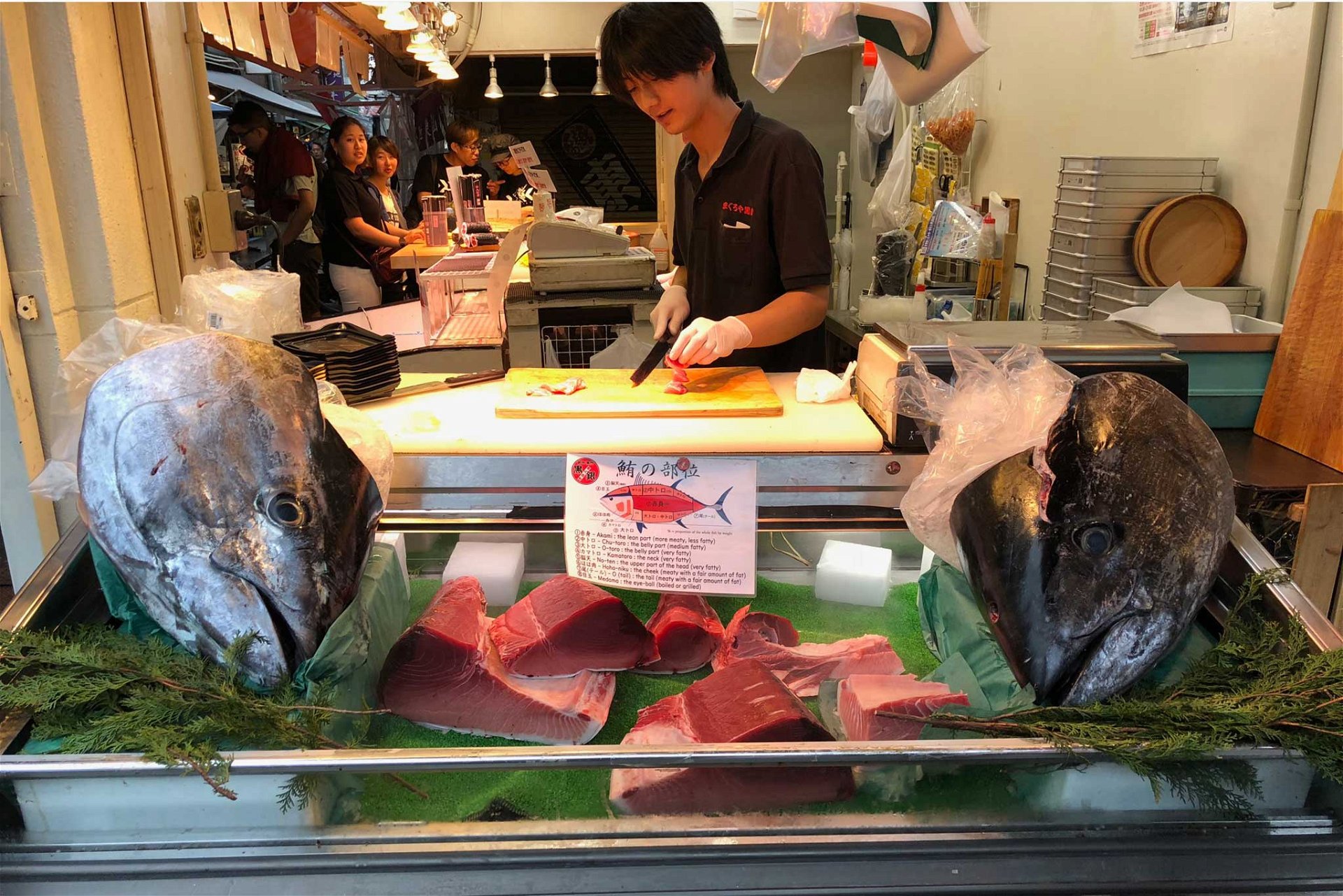 Ein Besuch auf dem Fischmarkt »Tsukiji« ist ein unvergessliches Erlebnis. Auf dem größten Fischmarkt Tokios werden täglich bis zu 2000 Tonnen Fisch umgeschlagen.