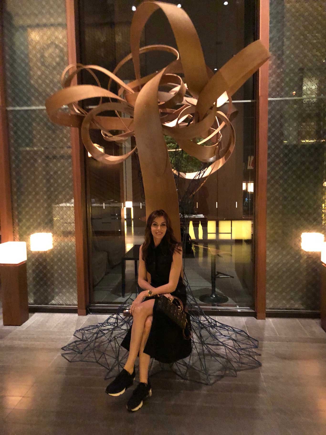 Angelika Rosam vor dem Restaurant des 5-Sterne Boutique Hotels »Andaz«. Infos über: tokyo.andaz.hyatt.com