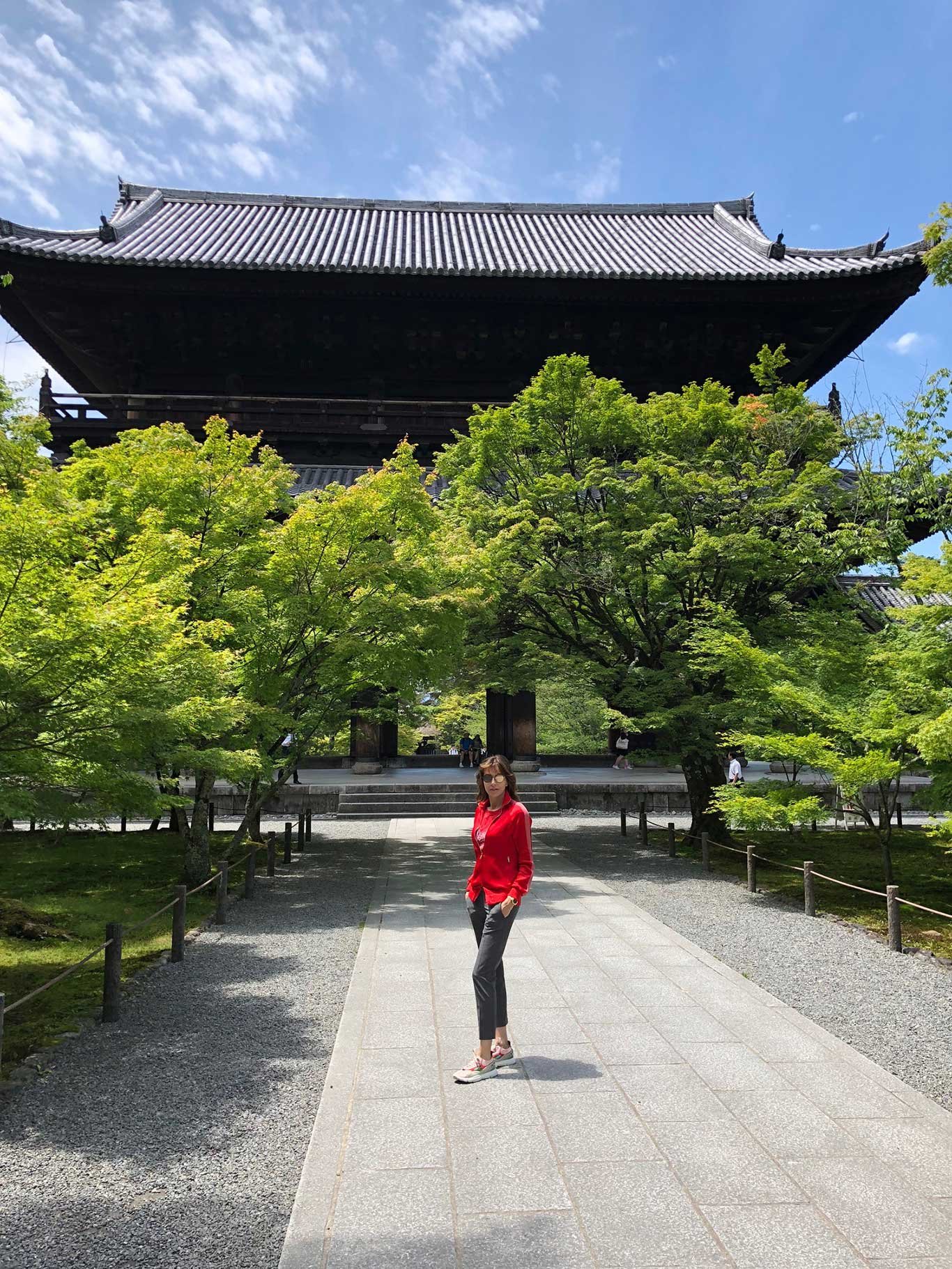 LIVING Herausgeberin Angelika Rosam vor dem berühmten »Nanzenji Tempel« in Kyoto. 