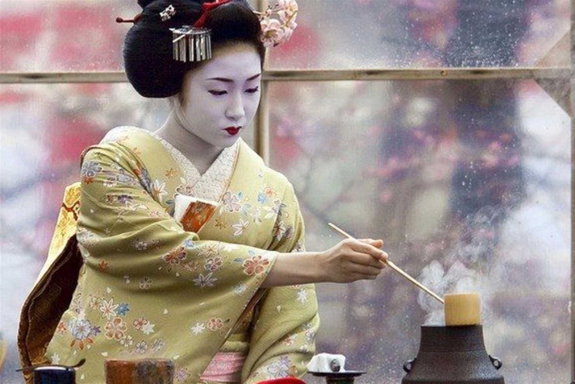 »Maiko Katsuru« zelebriert die »Ryurei Style Tee Zeremonie«. »Maiko« ist  übrigens auch der gängige Name für Geishas in Kyoto. 