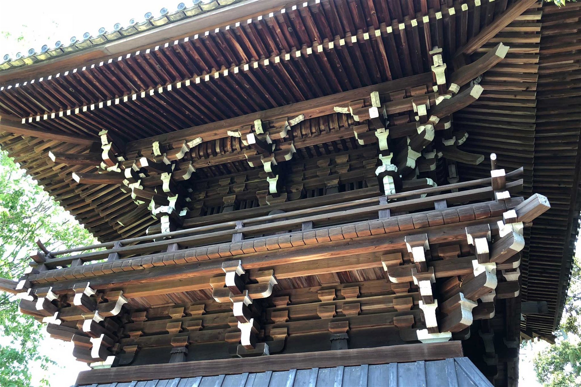 Das Dach des Tempels mit faszinierenden Holzschnitzereien.  