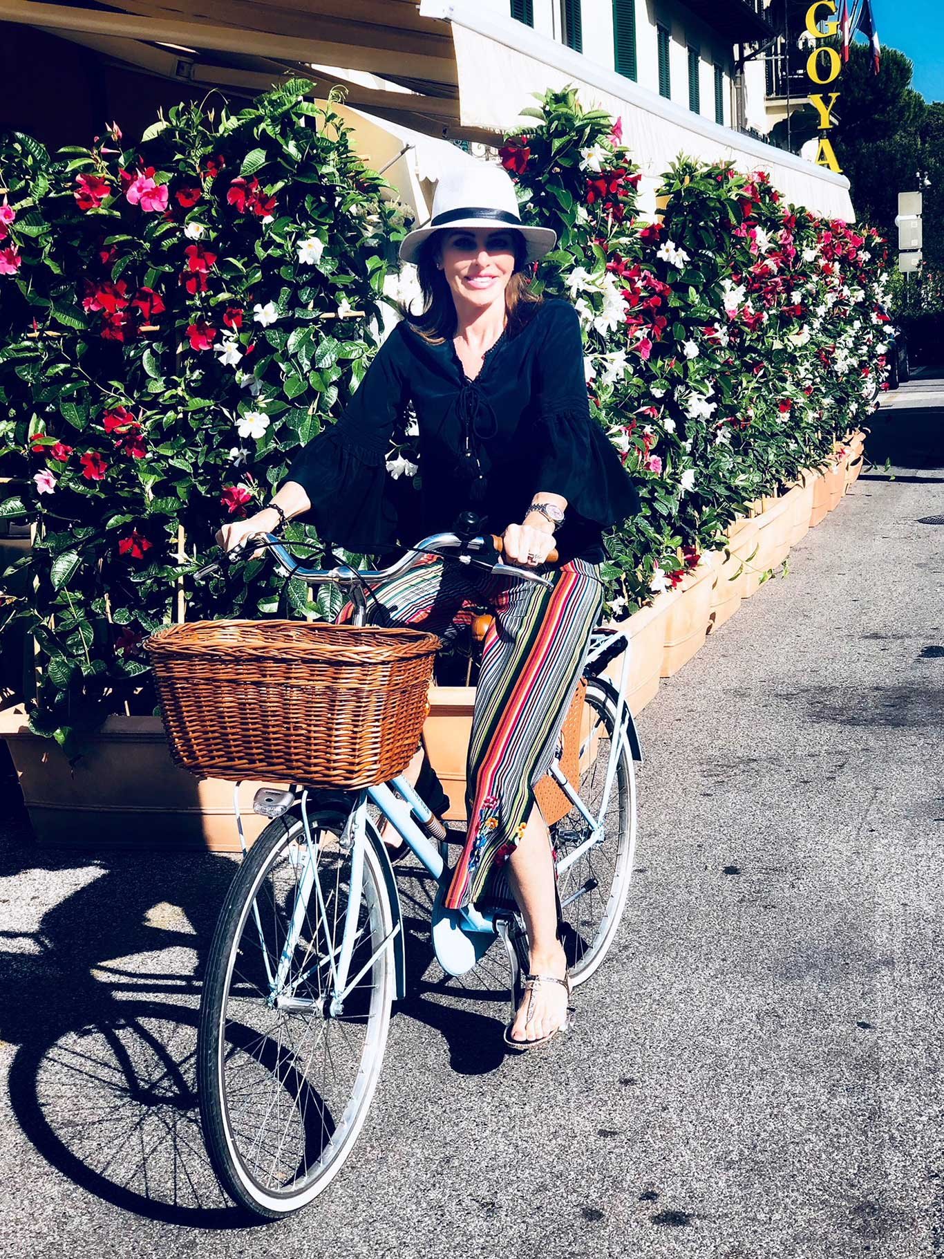 Angelika Rosam unterwegs auf dem Fahrrad. 