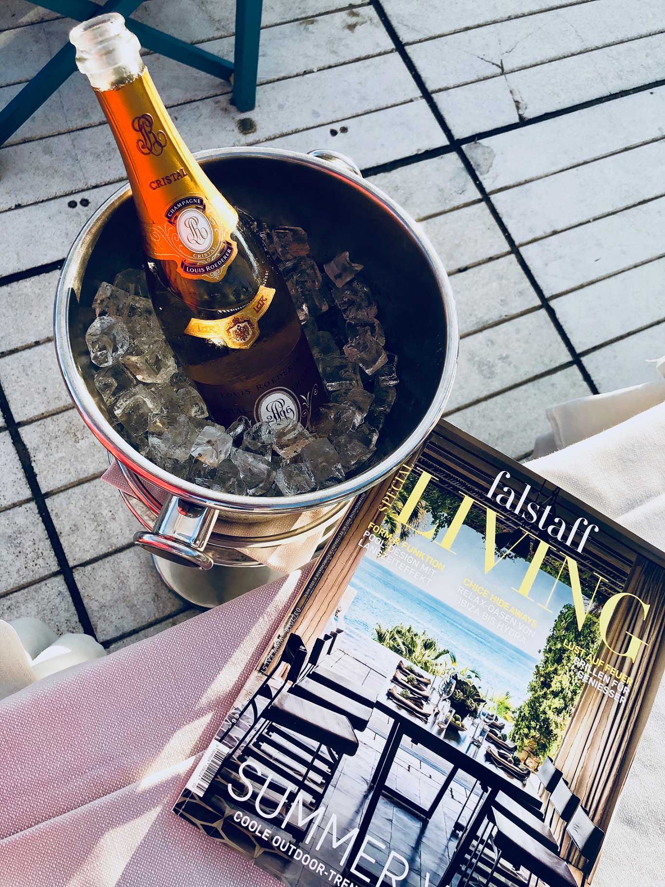 Natürlich darf die perfekte Urlaubslektüre nicht fehlen. Am besten genießt man die neueste Ausgabe von Falstaff LIVING, mit einem eisgekühlten Champagner – perfektes Setting: das Restaurant »L'Orsa Maggiore«. 