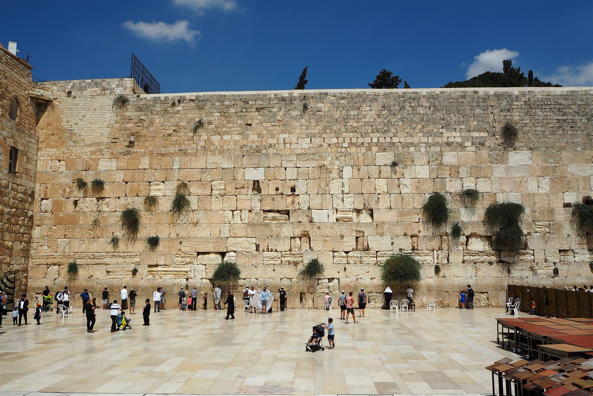 Die Klagemauer ist eines der berühmtesten religiösen und historischen Highlights von Jerusalem. 