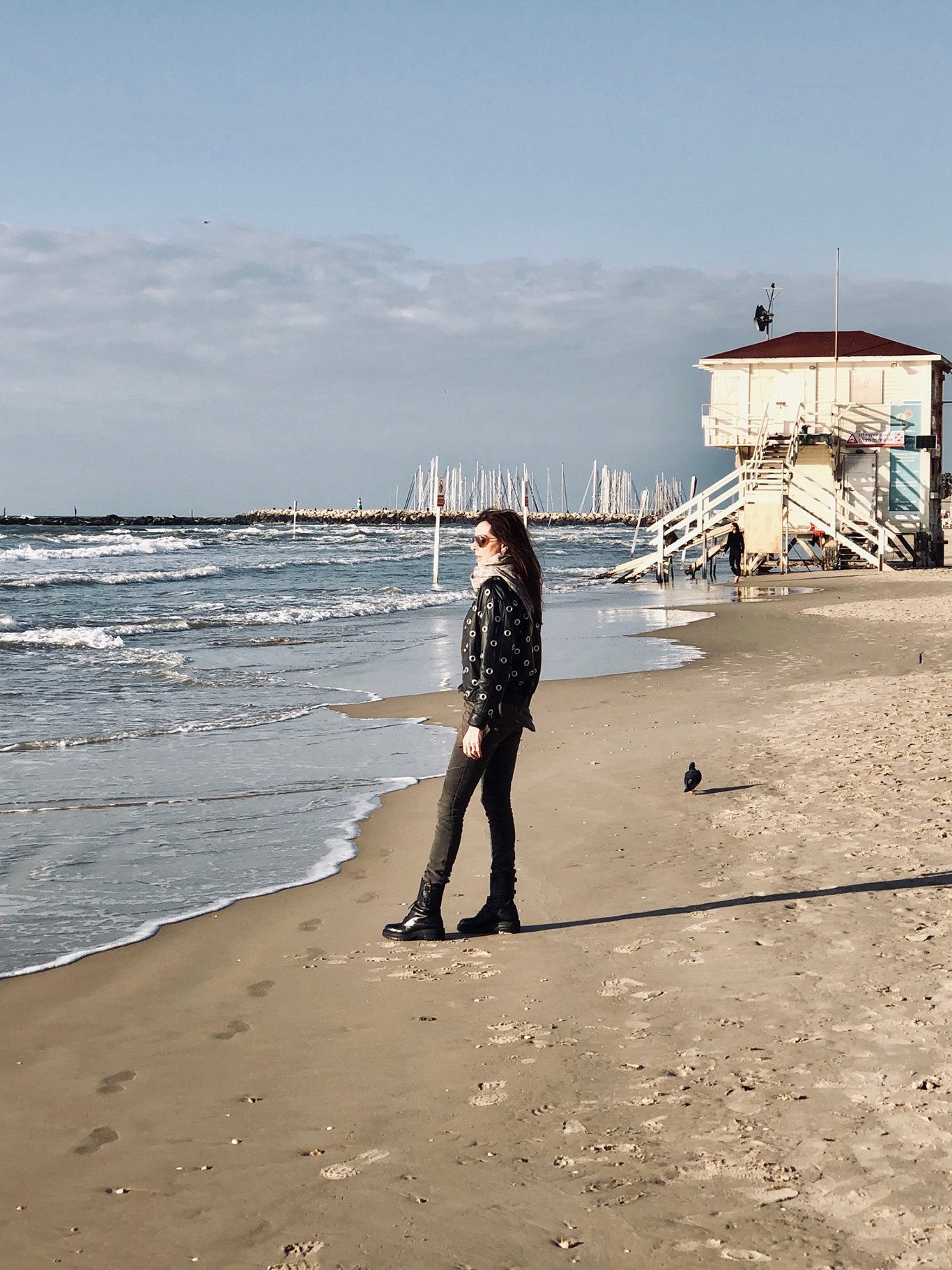 Angelika Rosam am Tel Aviv Beach. 