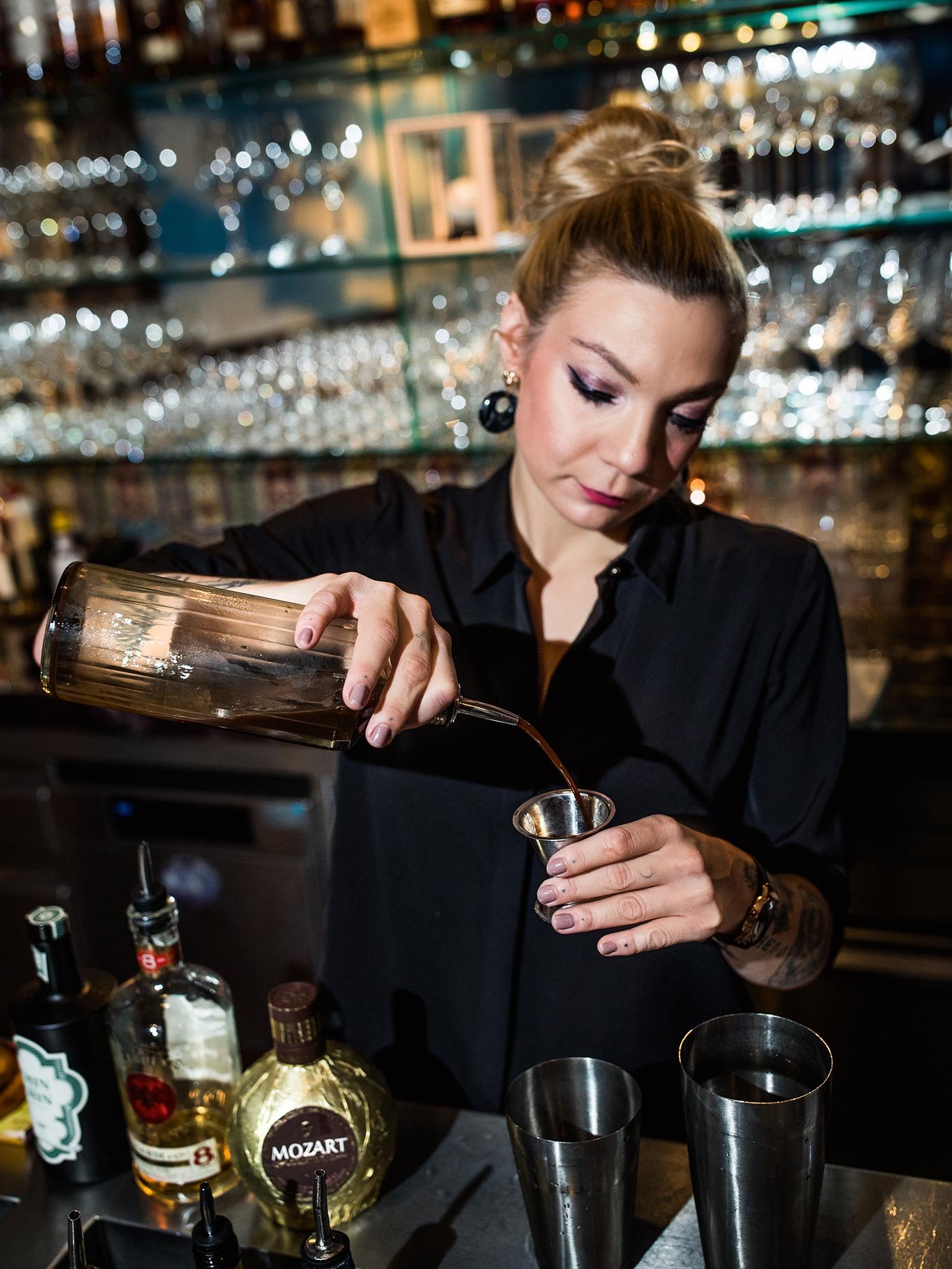 Jolien Hackett, die Barchefin im »Club  X« empfiehlt, immer auch eine wärmende Note in den Drink zu integrieren – zum Beispiel Schokoladenlikör. oneofone.at