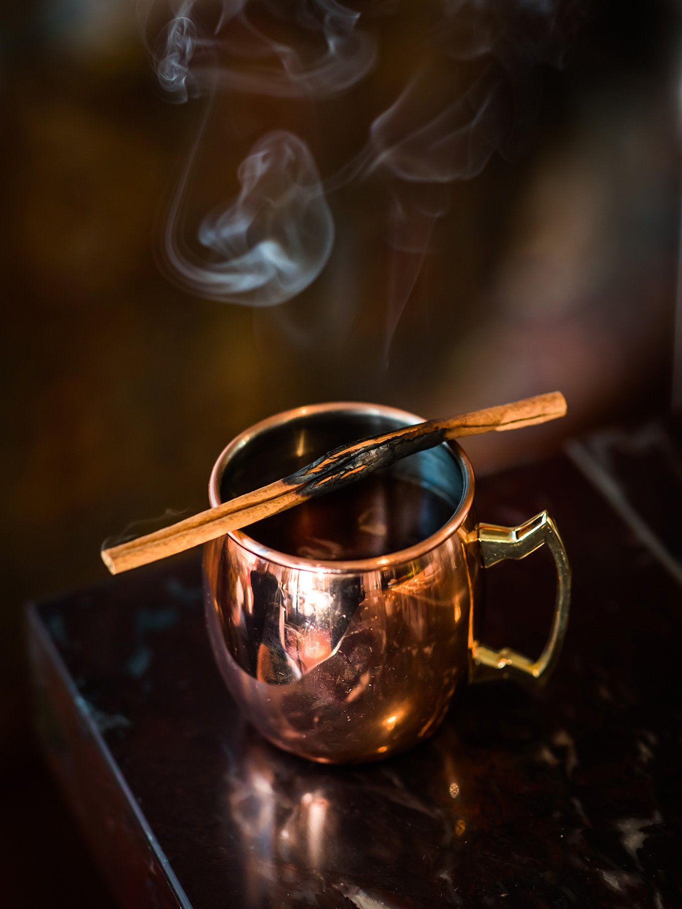 Hot Negron-Tea: 2,5 cl Chin Chin Gin | 2,5 cl Campari | 2,5 cl Falernum-Likör | (nicht zu heißer) Rooibos-Tee | gerührt | Topping: Zimtstange oneofone.at