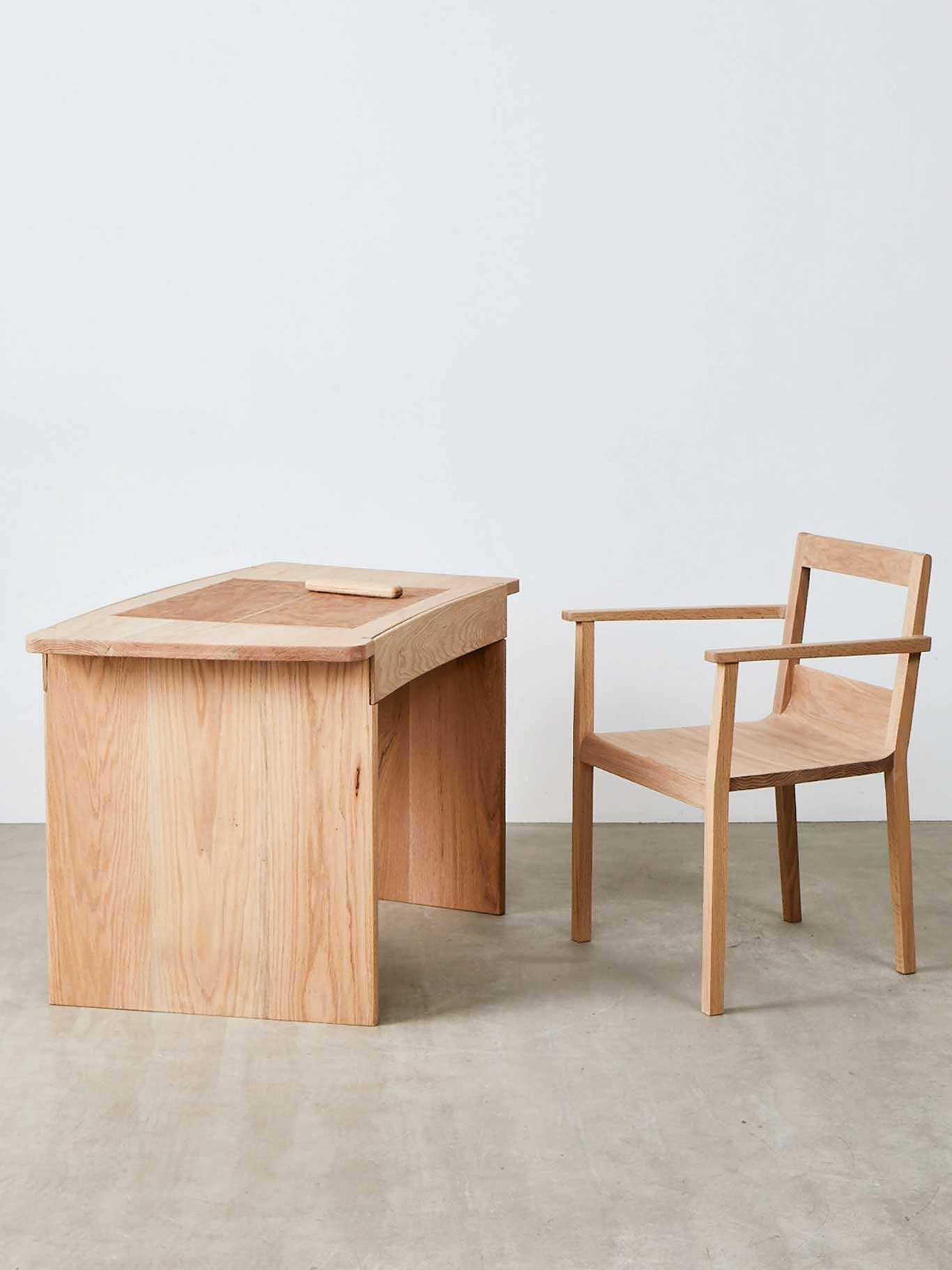 Die Möbelfirma Benchmark gab während des London Design Festivals diverse Designs aus amerikanischer Roteiche in Auftrag. Cox -kreierte daraus diesen aufklappbaren Schreibtisch. sebastiancox.co.uk
