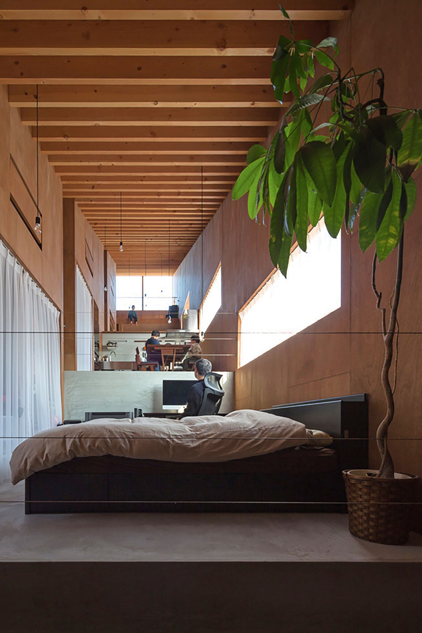 Matsuyama Architects, Haus in Fukuoka, Japan. Geborgenheit ohne Platzangst: Das Wohnzimmer für eine vierköpfige Familie kombiniert warmes Holz für die Gemeinsamkeit und räumliche Abstufung für die Privatheit. matsuyama-a.co.jp