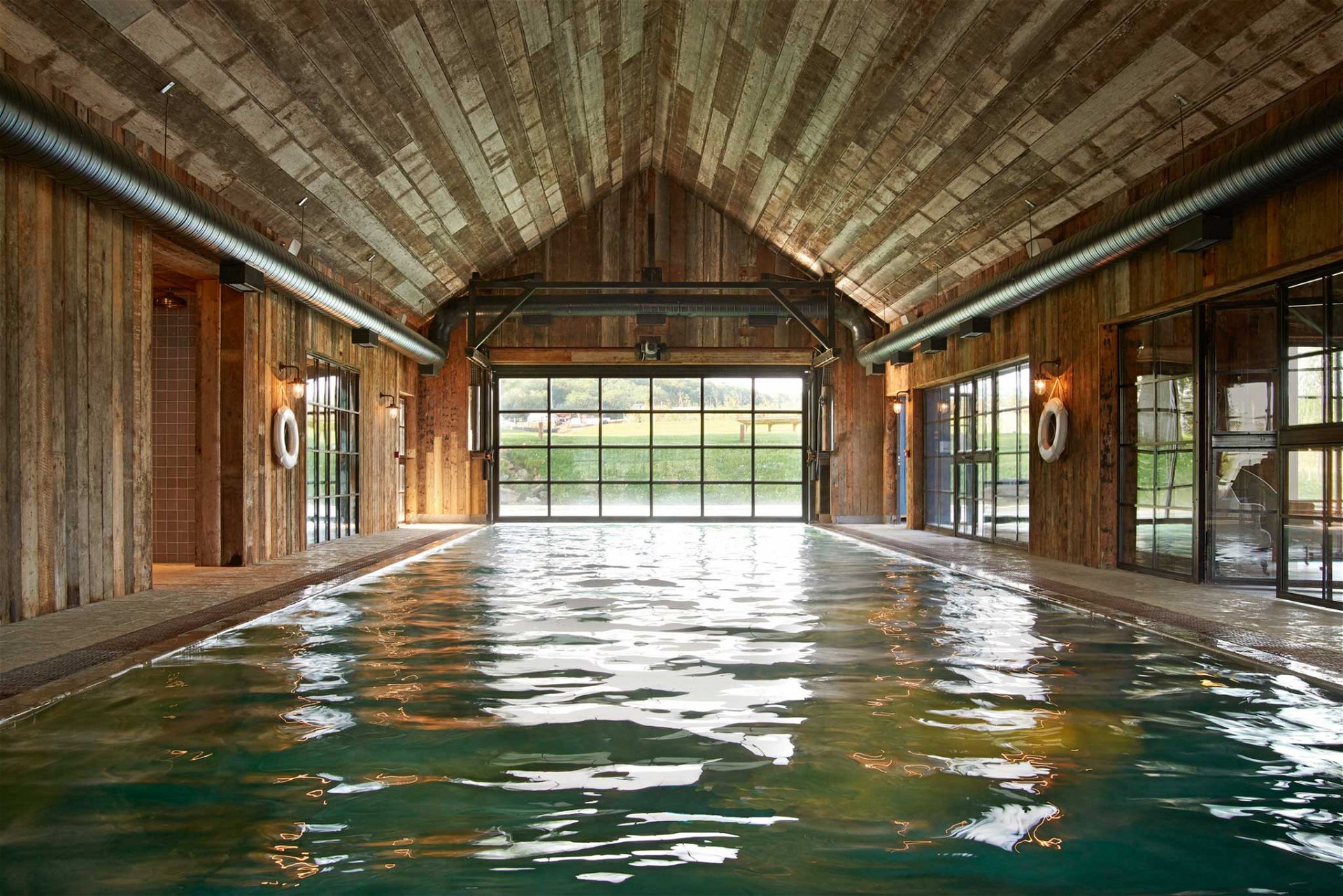 Soho FarmhousE, Oxfordshire, UK: Für den 16-Meter-Indoor-Pool ließ man sich von einem Bootshaus inspirieren. Landhausromantik in Holz und Stein, einfach und ehrlich. sohofarmhouse.com
