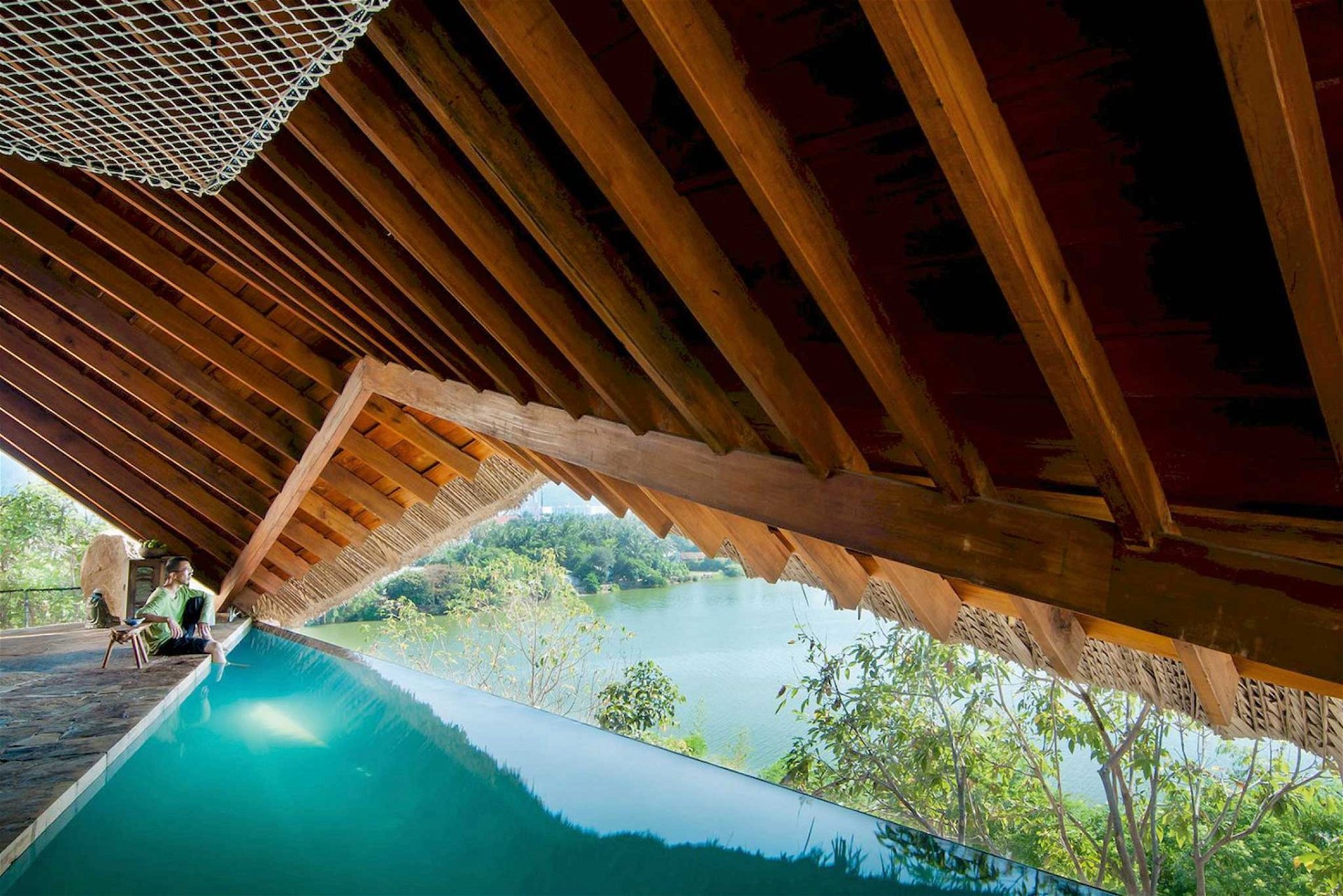 The Tent, Nha Trang, Vietnam: Um ein angenehmes Badeklima zu schaffen, falteten die Architekten ein großes Dach über die Pools, das die luftigen Brisen durchlässt und vor Hitze schützt. a21studio.com
