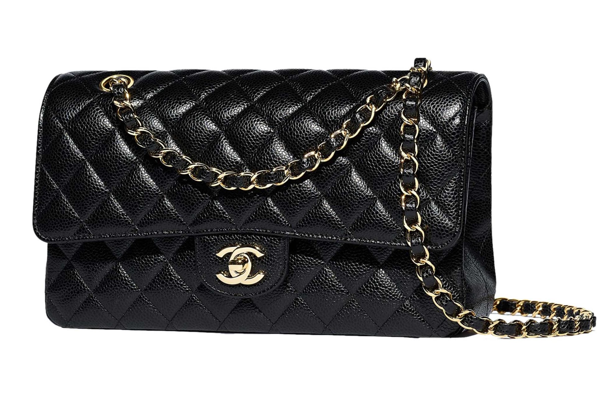 Bereits in den 1920er-Jahren spielte Coco Chanel mit dem Gedanken, eine praktische Tasche mit Schulterriemen zu entwerfen. 1955 kam die Chanel 2.55 dann auf den Markt – und wird bis heute in großer Menge produziert. chanel.com