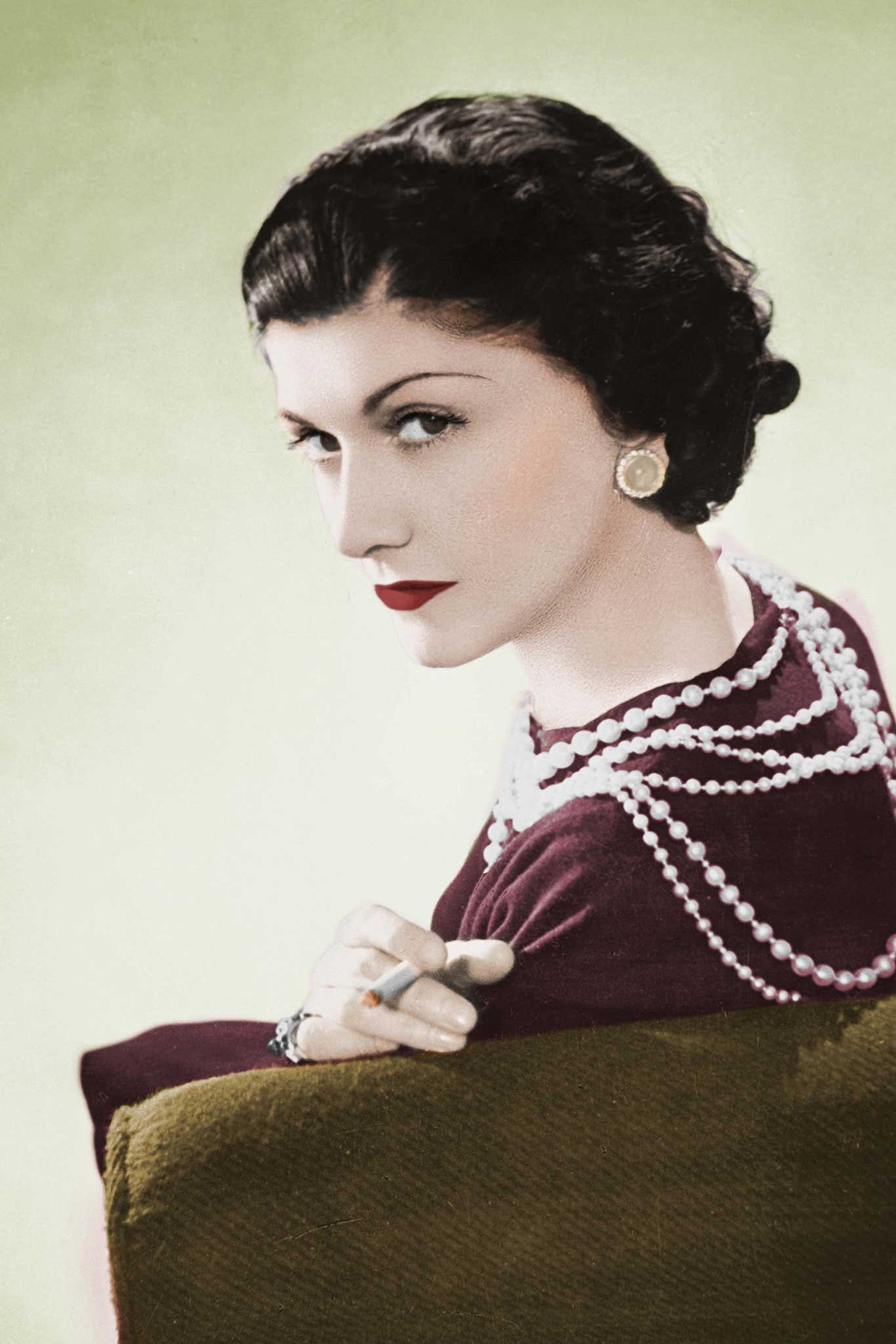Bereits in den 1920er-Jahren spielte Coco Chanel mit dem Gedanken, eine praktische Tasche mit Schulterriemen zu entwerfen. 1955 kam die Chanel 2.55 dann auf den Markt – und wird bis heute in großer Menge produziert. chanel.com