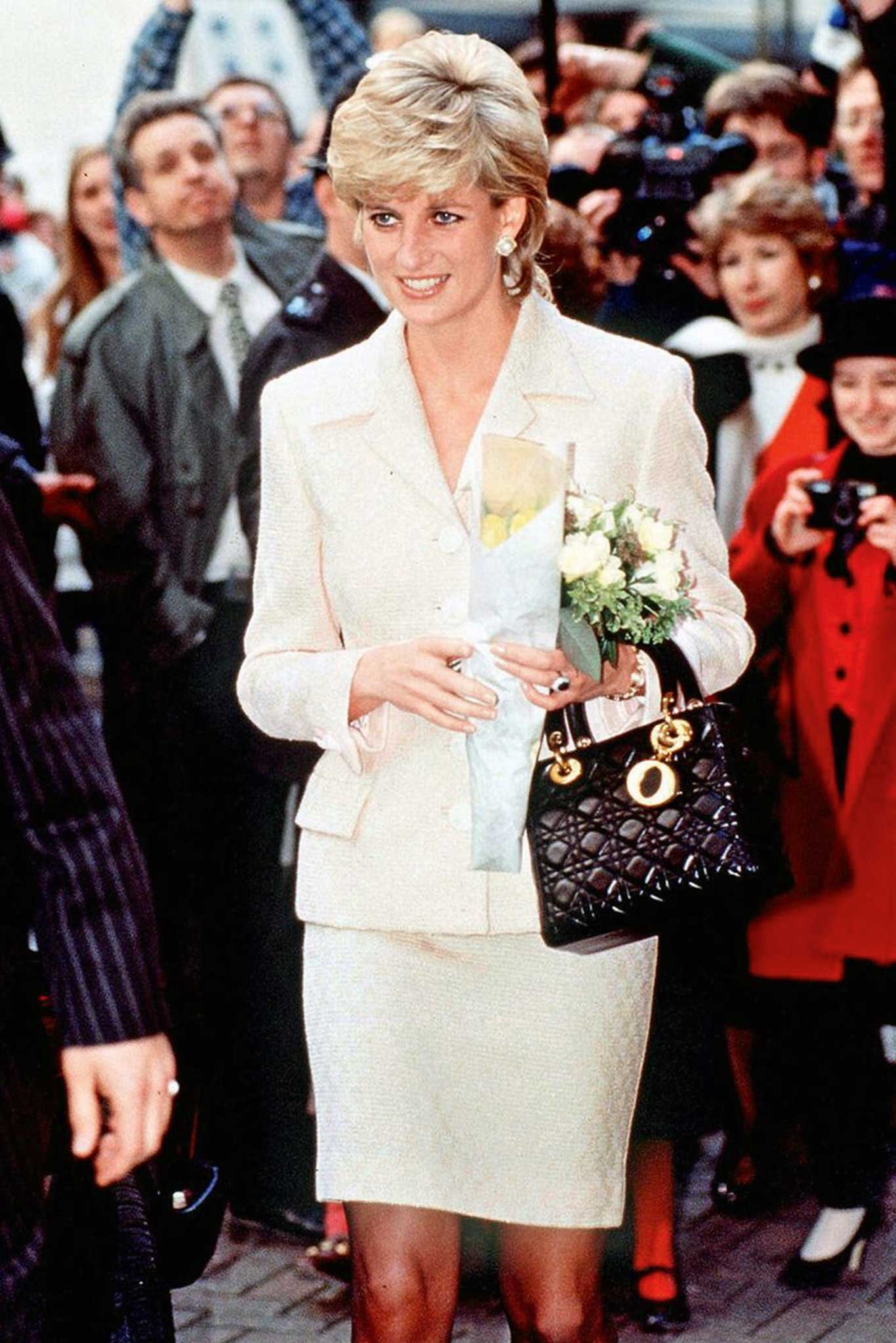Die Lady Dior wurde für Prinzessin Diana entworfen und wird seit 1996 in verschiedensten Form- und Material-varianten aufgelegt. Das aktuellste Modell verzichtet auf Gold-Details und punktet mit mattem Leder. dior.com