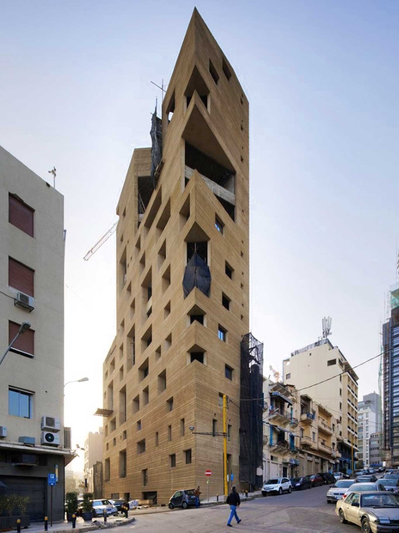 Die Pariser Architektin Lina Ghotmeh verkleidete ihr Beton-Wohnhochhaus in der libanesischen Hauptstadt Beirut mit einer Schicht aus gebürstetem Lehm und Erde. Das Gebäude erhält auf diese Weise eine überirdische und zugleich unterirdische Schönheit. linaghotmeh.com