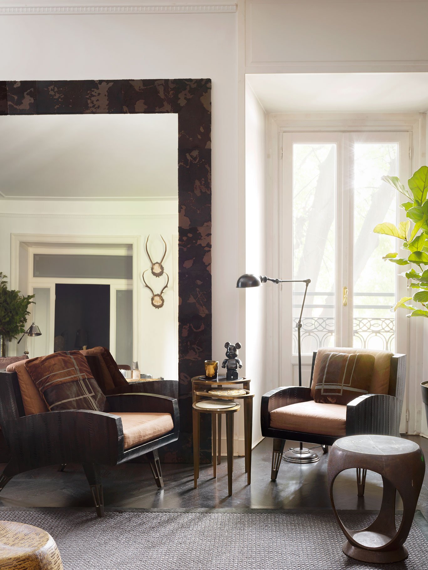 Die »Saint Germain«-Fauteuils und die »Peacock«-Tische im Wohnzimmer sind von R&Y Augousti. Für den Spiegelrahmen wurde sandgestrahltes Rindsleder verwendet.