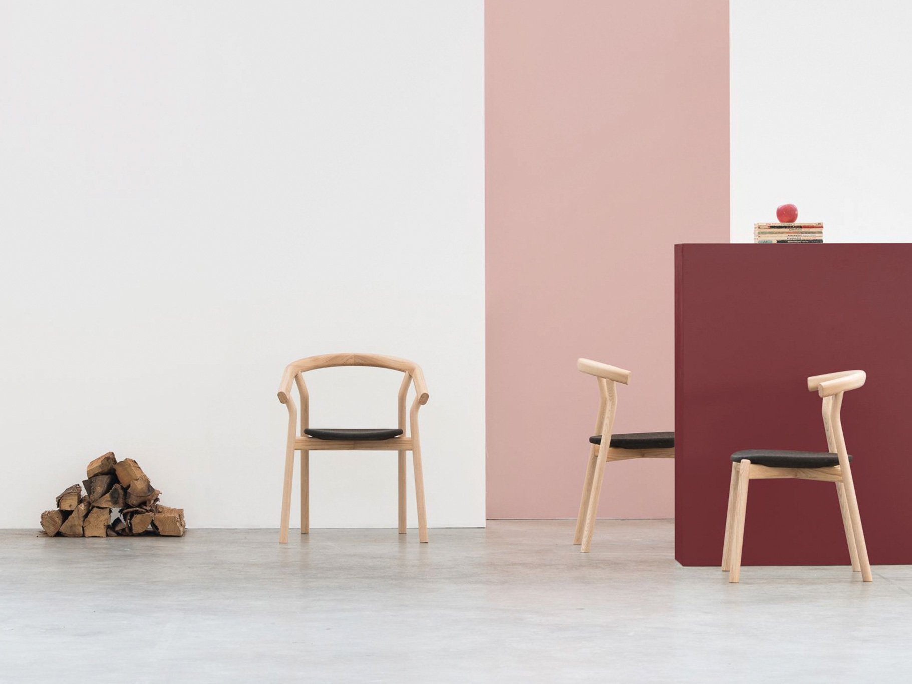 Der Stuhl »Dina« überzeugt mit reduzierter Formen-sprache. Beim Material vertraut man auf einen Mix aus Eichen- und Walnussholz plus Kork. dam.pt