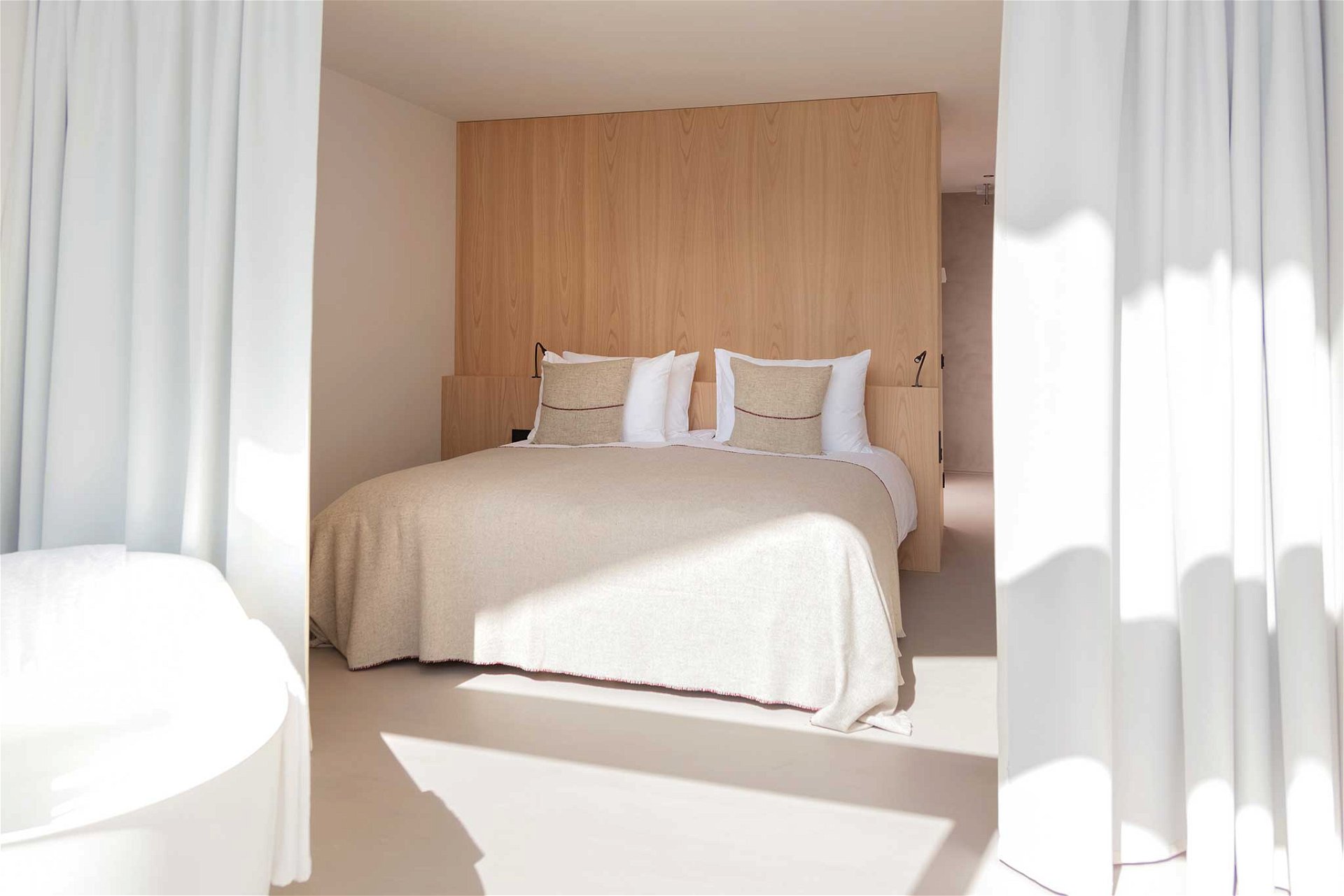 Design In allen 42 Design-Zimmern stehen ein maßgefertigtes Bett aus Kastanienholz und eine weiße Badewanne im Fokus – dennoch gleicht kein Raum dem anderen. Doppelzimmer ab 228 Euro pro Nacht. 