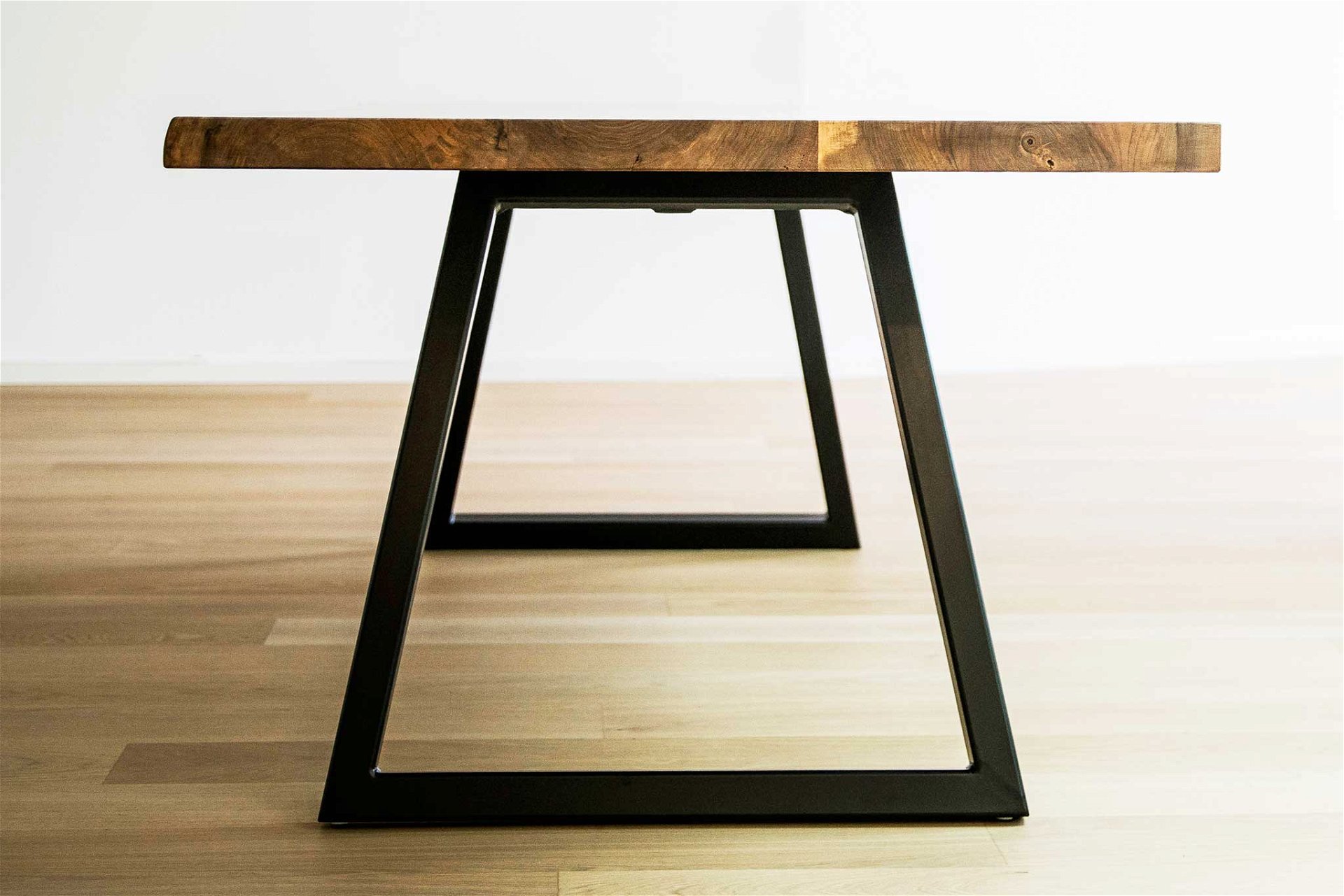 Die Tischbeine werden aus schlichtem, hochwertigem Stahl gefertigt und lenken nicht vom Holz selbst ab. Eine klare Linienführung kommt zum Einsatz. tischmitte.net