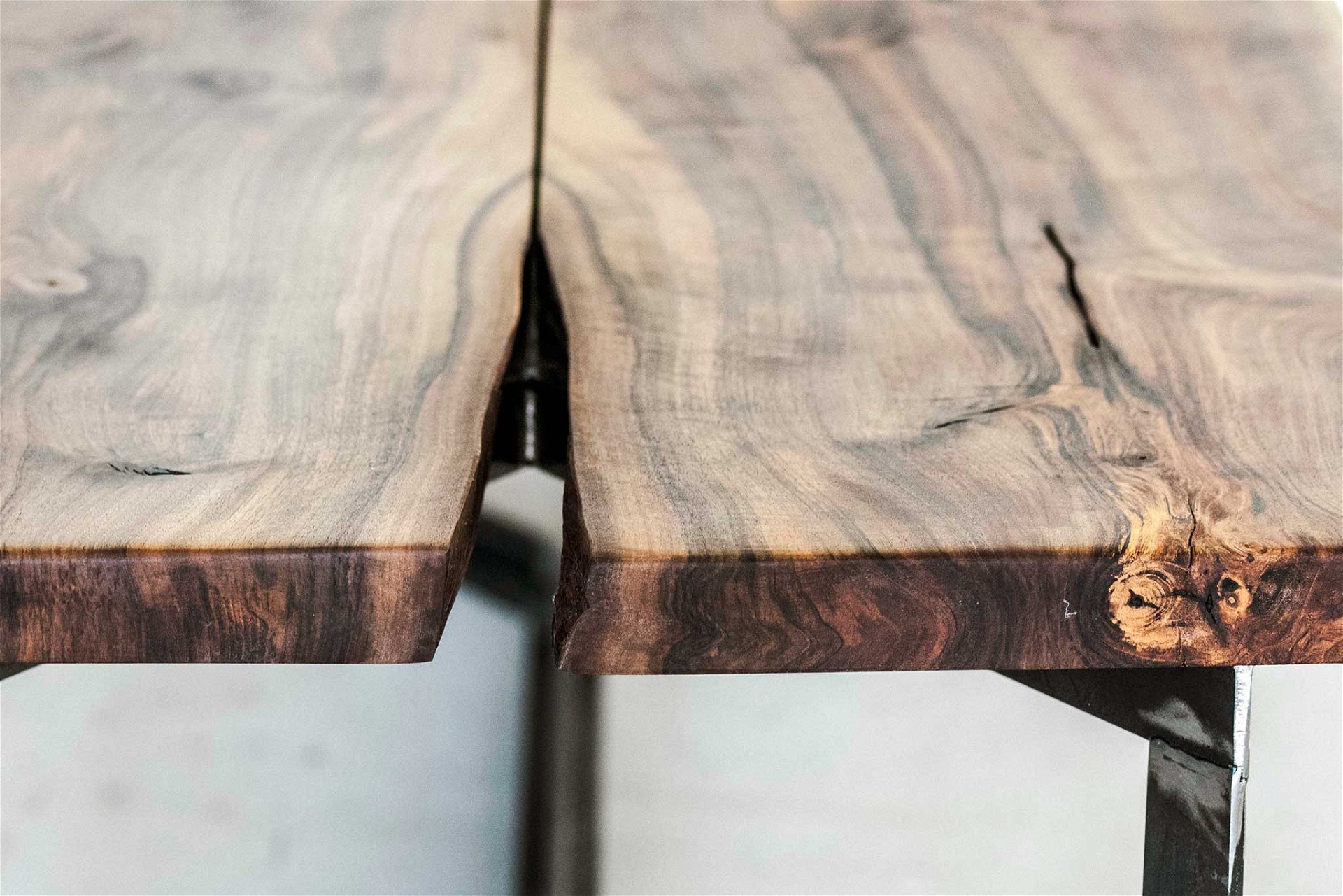 Die Designer von tisch mitte rücken das Holz in den Mittelpunkt und spielen mit Unvollkommenheiten. tischmitte.net
