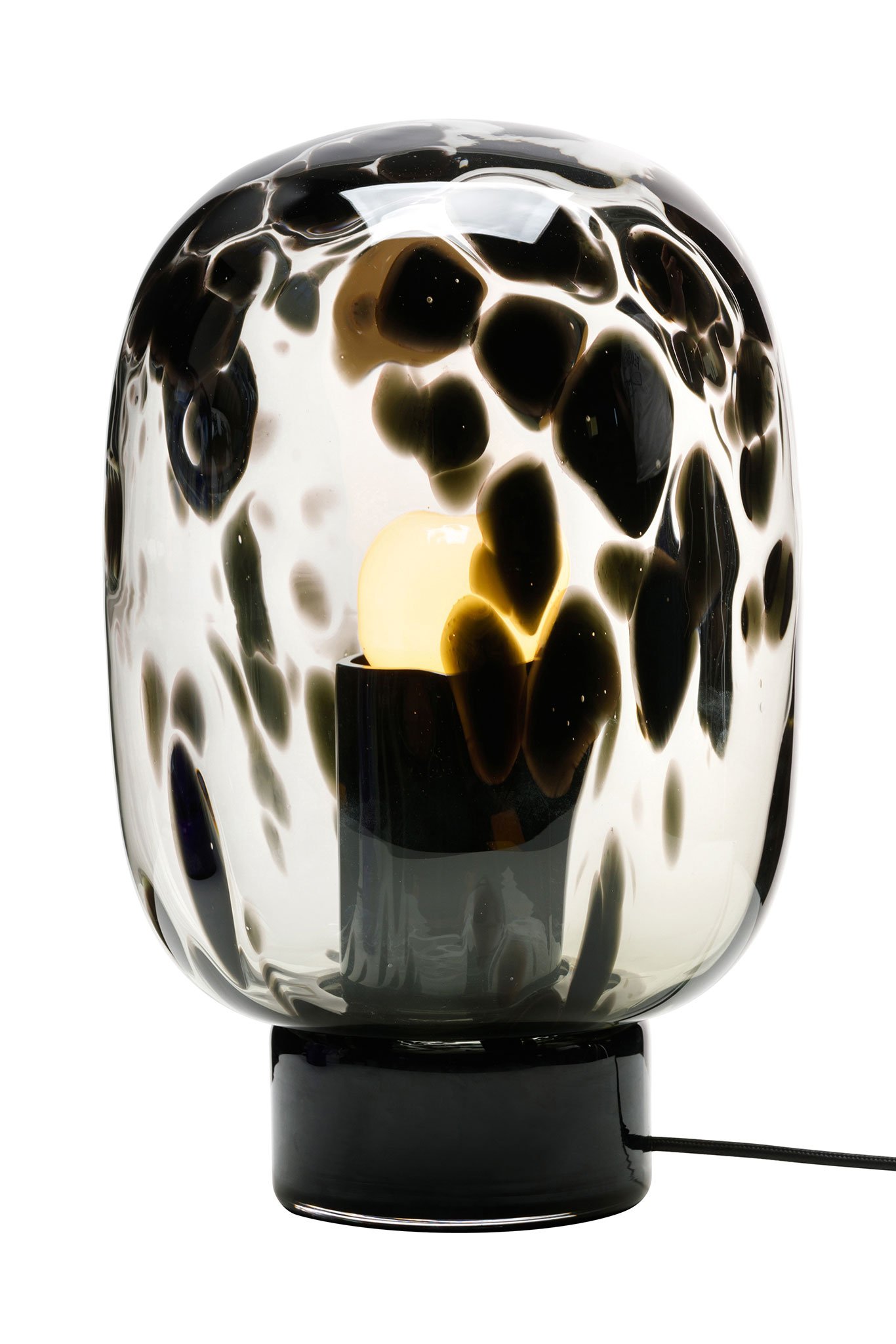 Mundgeblasenes Glas, modern interpretiert: die Lampe »Flakes« für das deutsche Label Favius – vorgestellt auf der IMM Cologne 2020. favius.de