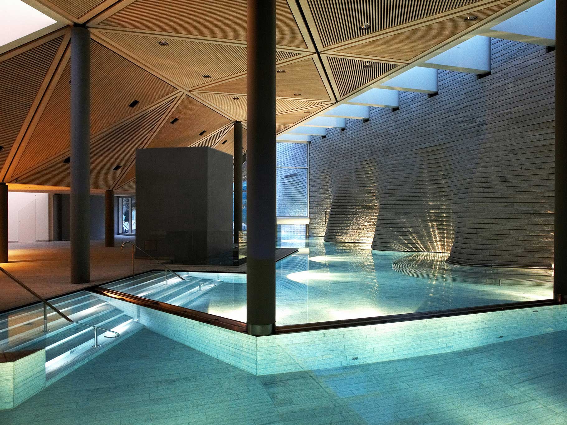 Unter den zahlreichen Nobelherbergen im Schweizer Hochgebirge ist diese eine der allerwinterlichsten – von den kristallinen Glastürmen des von Architekt Mario Botta entworfenen 5000-Quadratmeter-Spas bis zur hoteleigenen Bergbahn. tschuggen.ch