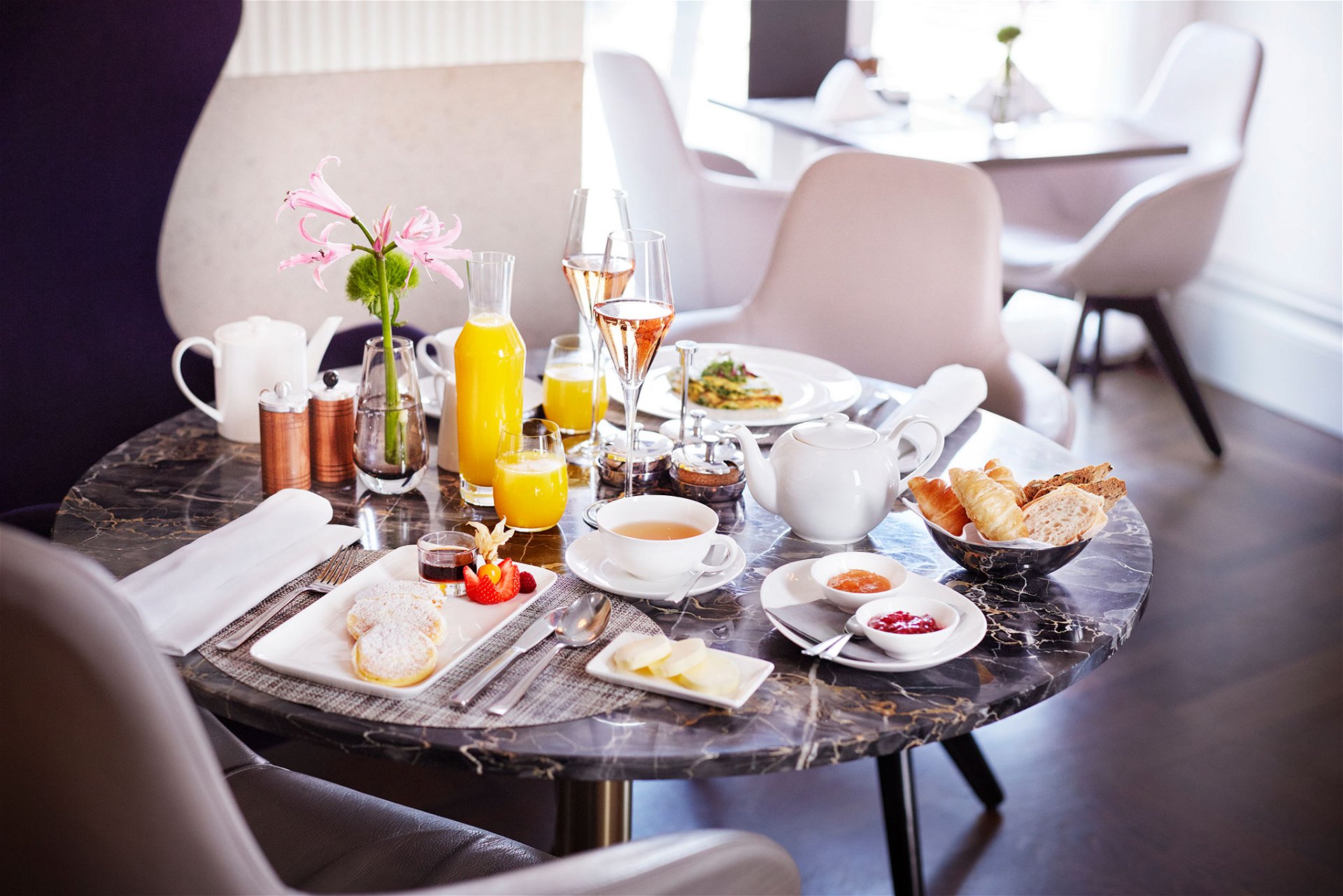 Lassen Sie sich verwöhnen mit einem Luxus-Frühstück für zwei Personen im Sans Souci Hotel. 