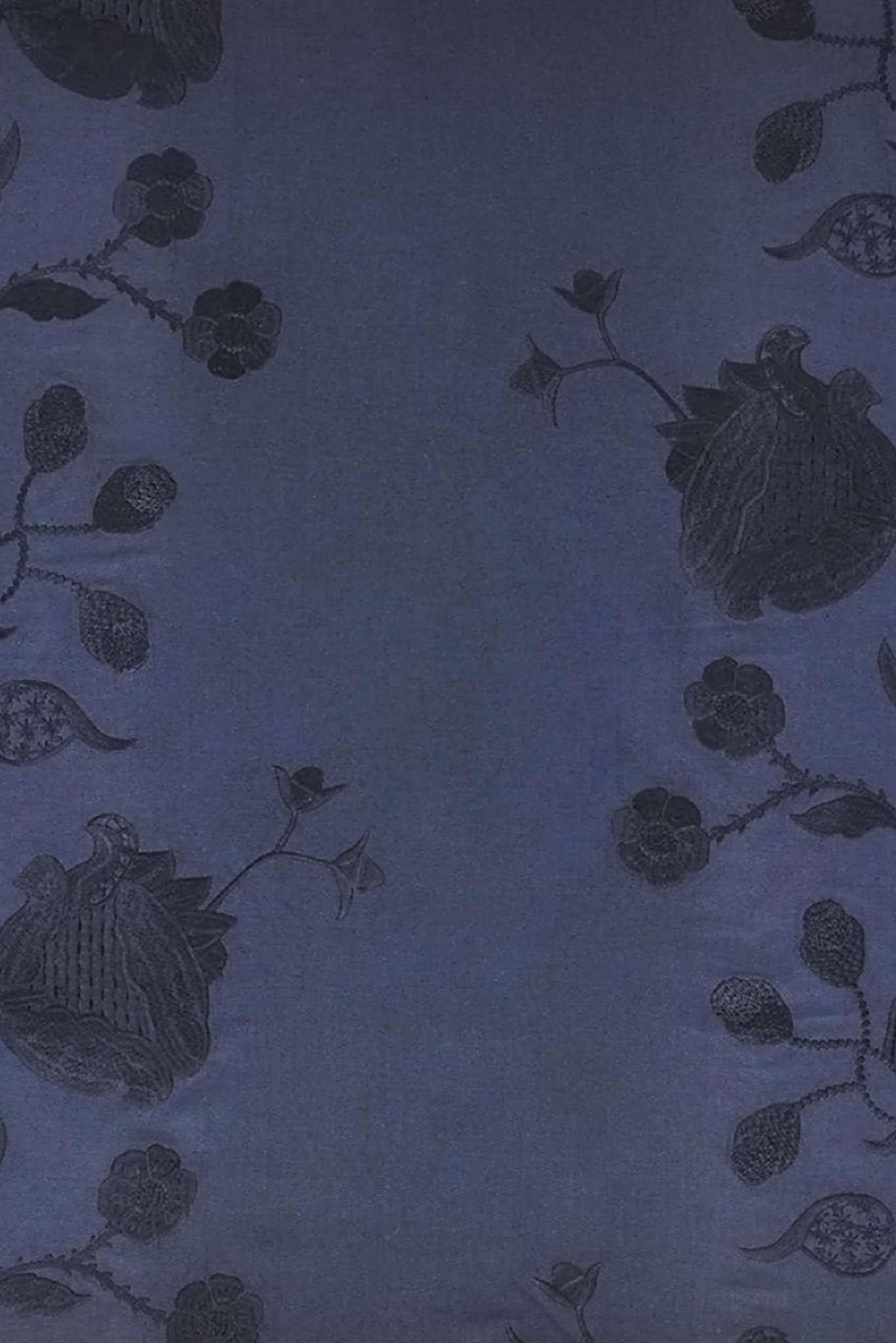 Der Stoff »Ashdown Crewel – Indigo« besticht durch feine Stickereien auf gefärbter Baumwolle. Schöner Effekt im Schlafzimmer über Headboards. designersguild.com