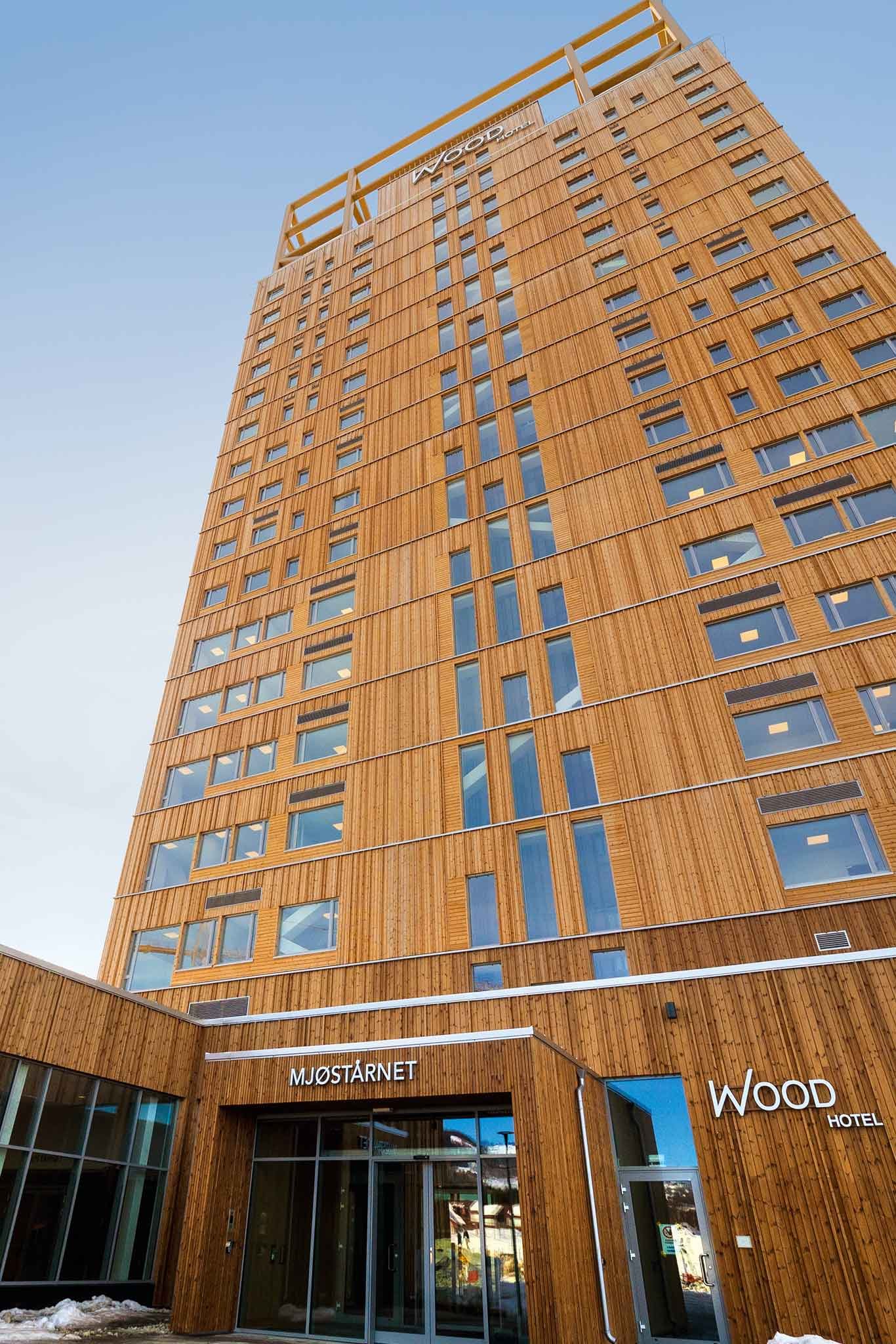 Das planende Büro Voll Arkitekter hat sich dazu entschieden, Holz nicht nur konstruktiv einzusetzen, sondern damit auch die Fassade zu verkleiden. vollark.no