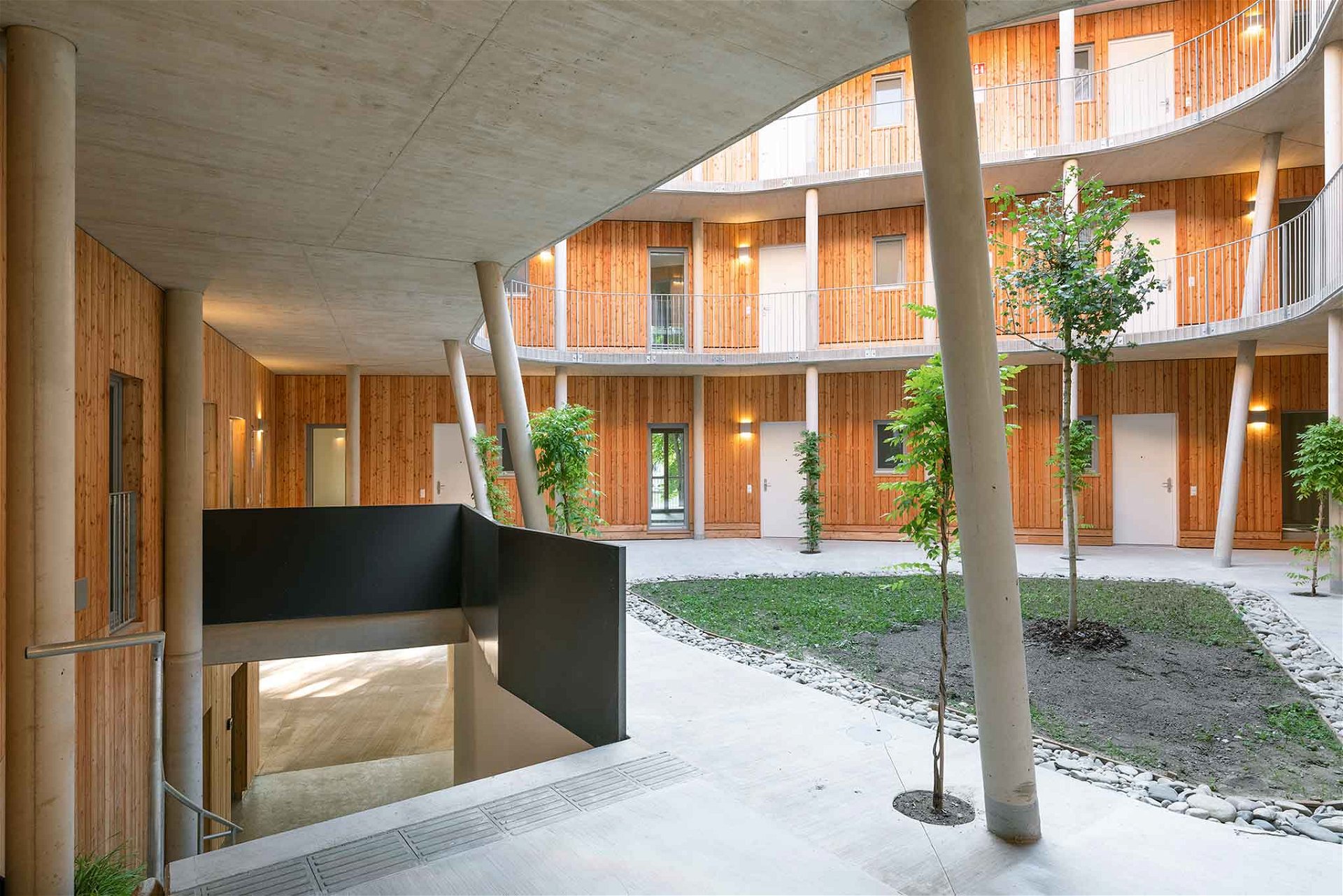 Im Grazer Bezirk Geidorf errichteten Nussmüller Architekten für die gemeinnützige Siedlungsgenossenschaft Ennstal einen Holzbau mit 38 Wohnungen. nussmueller.at