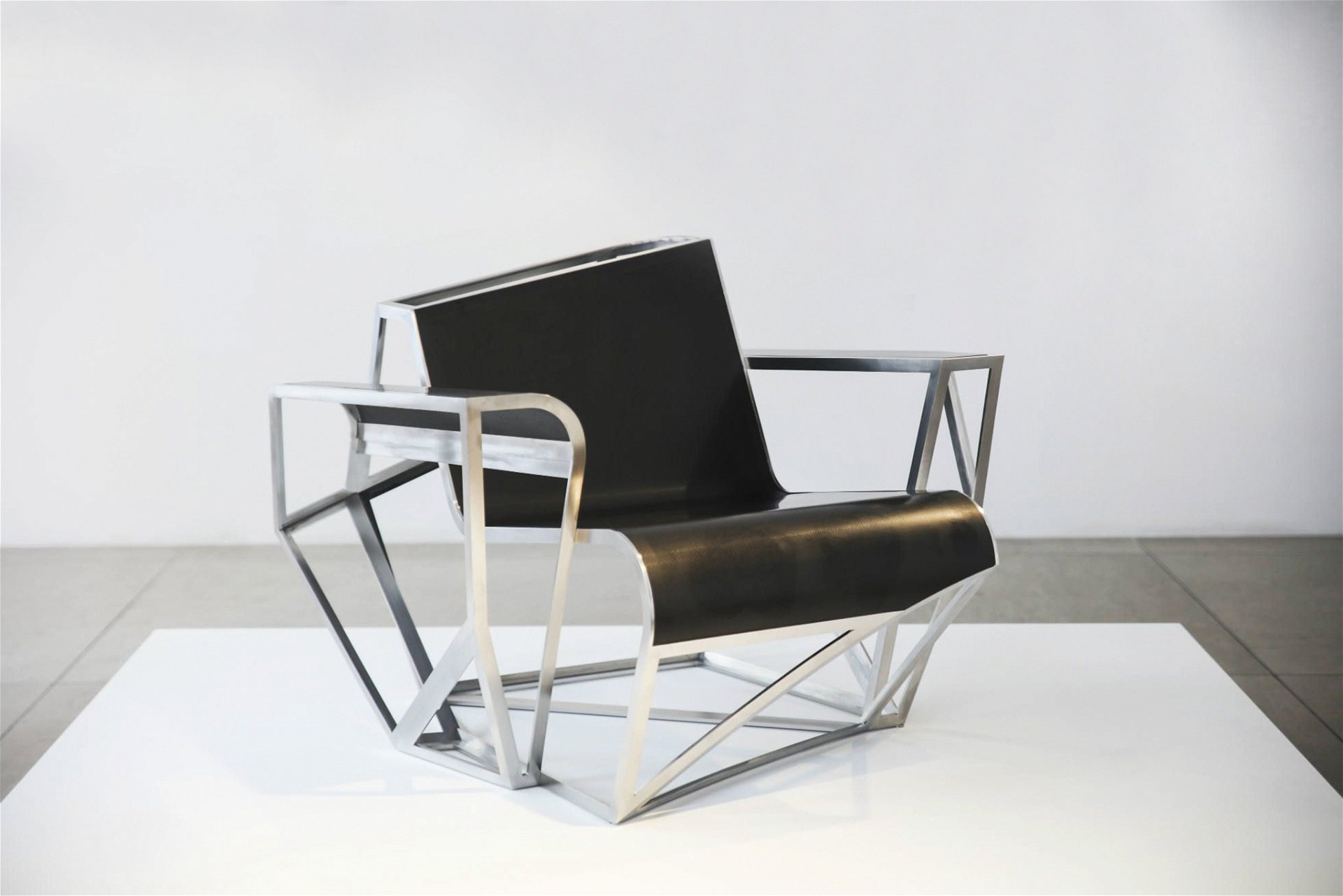 Über die Galerie David Gill: Sessel »Skytrap«von Architekt Daniel Libeskind. davidgillgallery.com