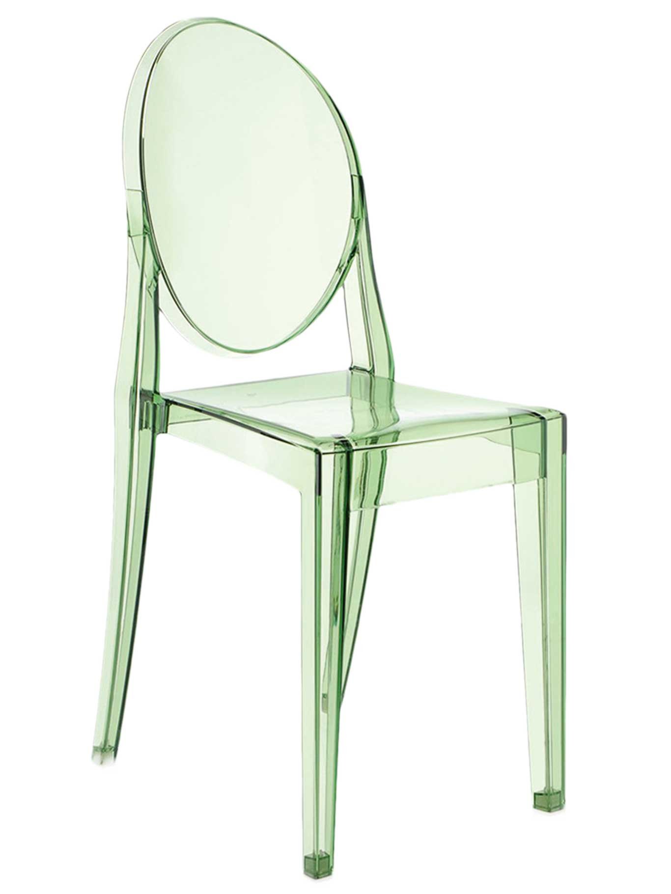 Gespenstisch Der »Victoria Ghost Chair« von Kartell by Philippe Starck scheint über den Dingen zu schweben. Wetterfest, ganze sieben Stück passen aufeinander. amara.com