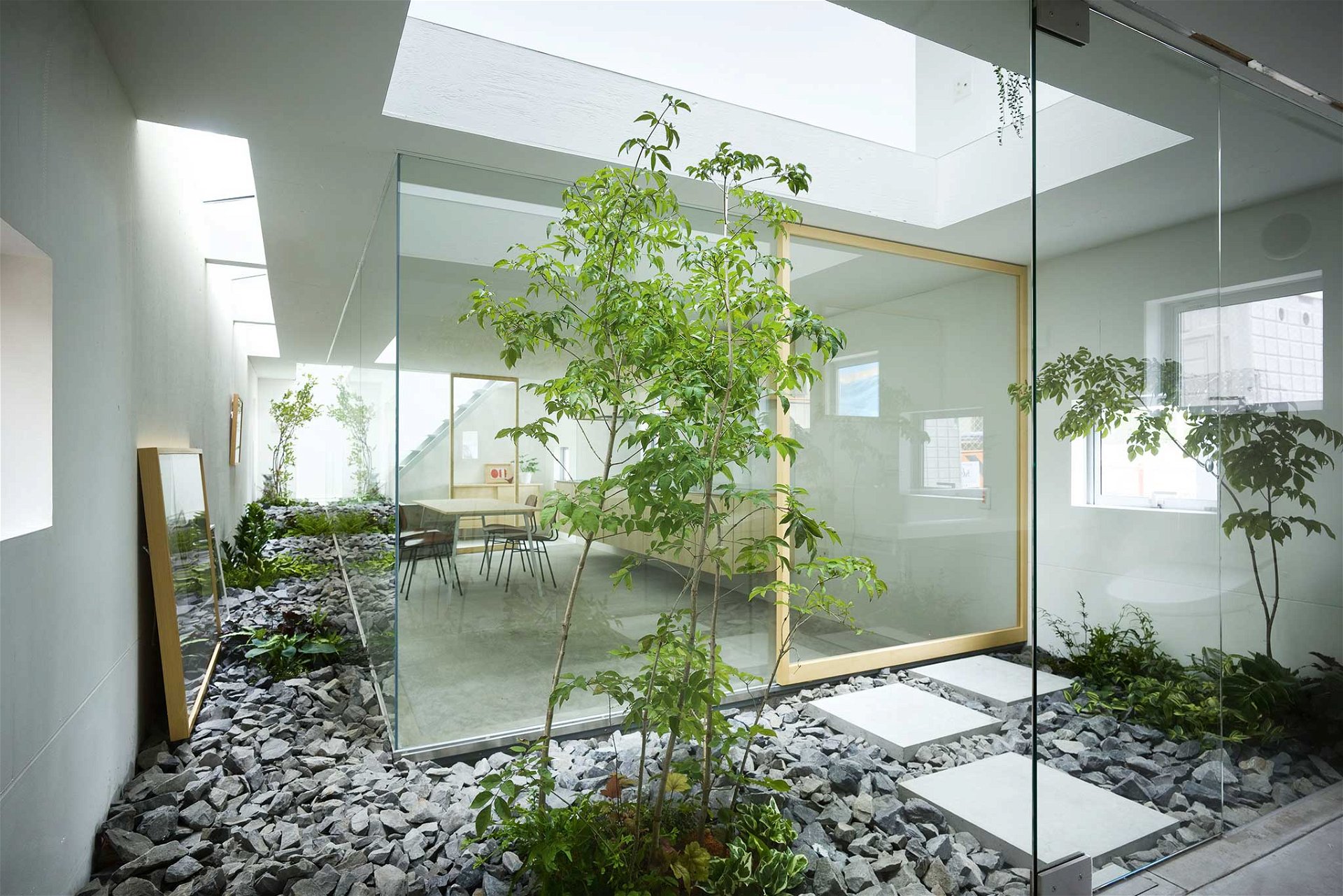 Das Moriyama-Haus in Nagoya, Japan, sieht aus wie ein raumgewordenes Gedicht aus Luft, Glas und Lavastein. Auf einer Grundstücksfläche von nur 82 Quadrat-metern schuf das Suppose Design Office eine dreidimensionale Collage aus gläsernen Zimmern mit offenen Zwischen-räumen und ungewöhnlich platzierten Pflanzen und Gemälden. Sinnlicher kann Wohnen nicht sein. suppose.jp
