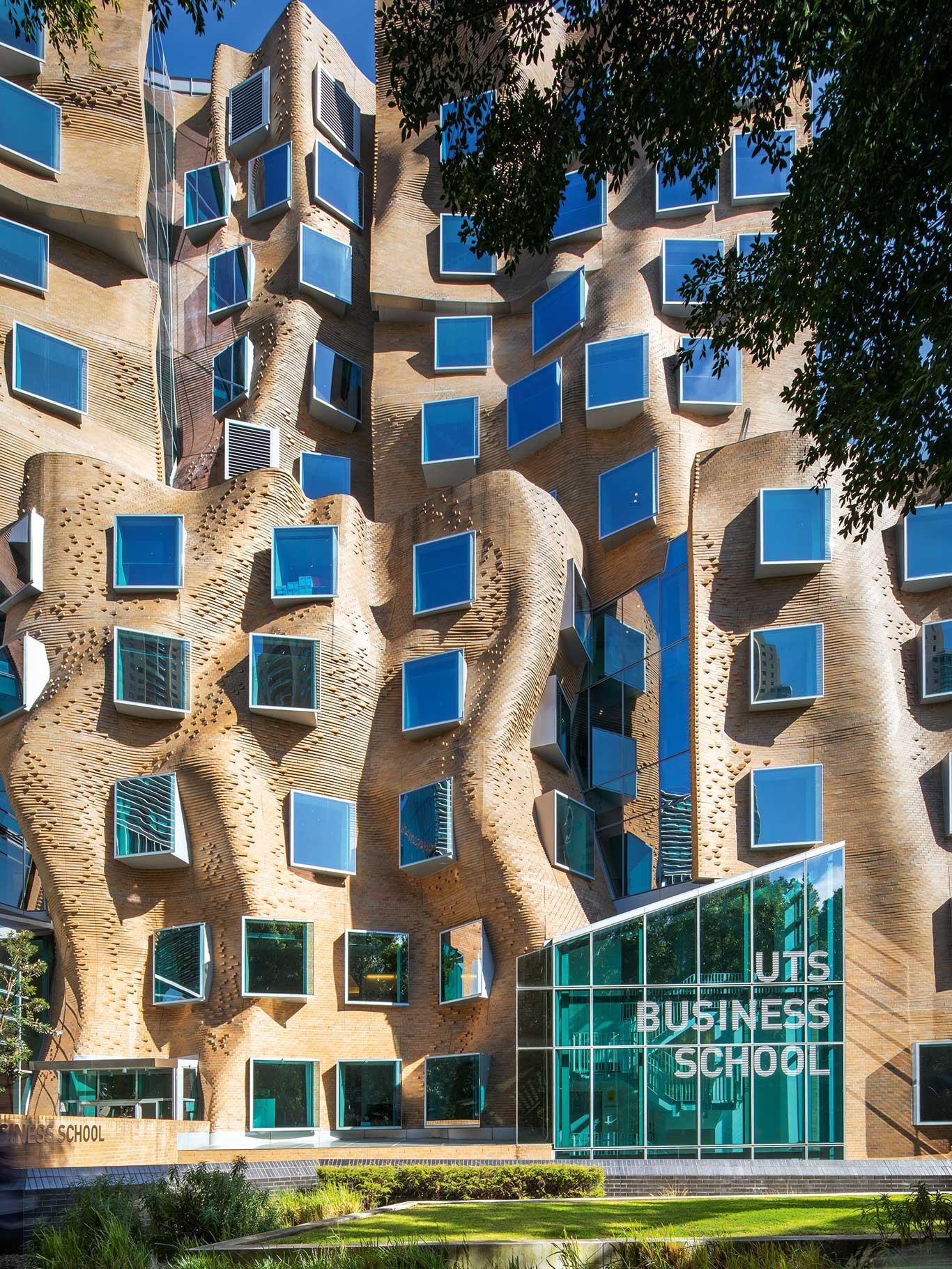 Dr Chau Chak Wing Building, Sydney Stararchitekt Frank Gehry zu seinem Entwurf: »Es mag vielleicht eine braune Papiertüte sein, aber das Innenleben ist flexibel, es gibt viel Platz für Veränderung und Bewegung.« Dieses Statement des Architekten zeugt von Größe angesichts von »zerknautschter Papiertüte«-Kritik. Das Gebäude beherbergt die UTS Business School. Dekonstruktivistische Entwürfe haben es oft schwer. 