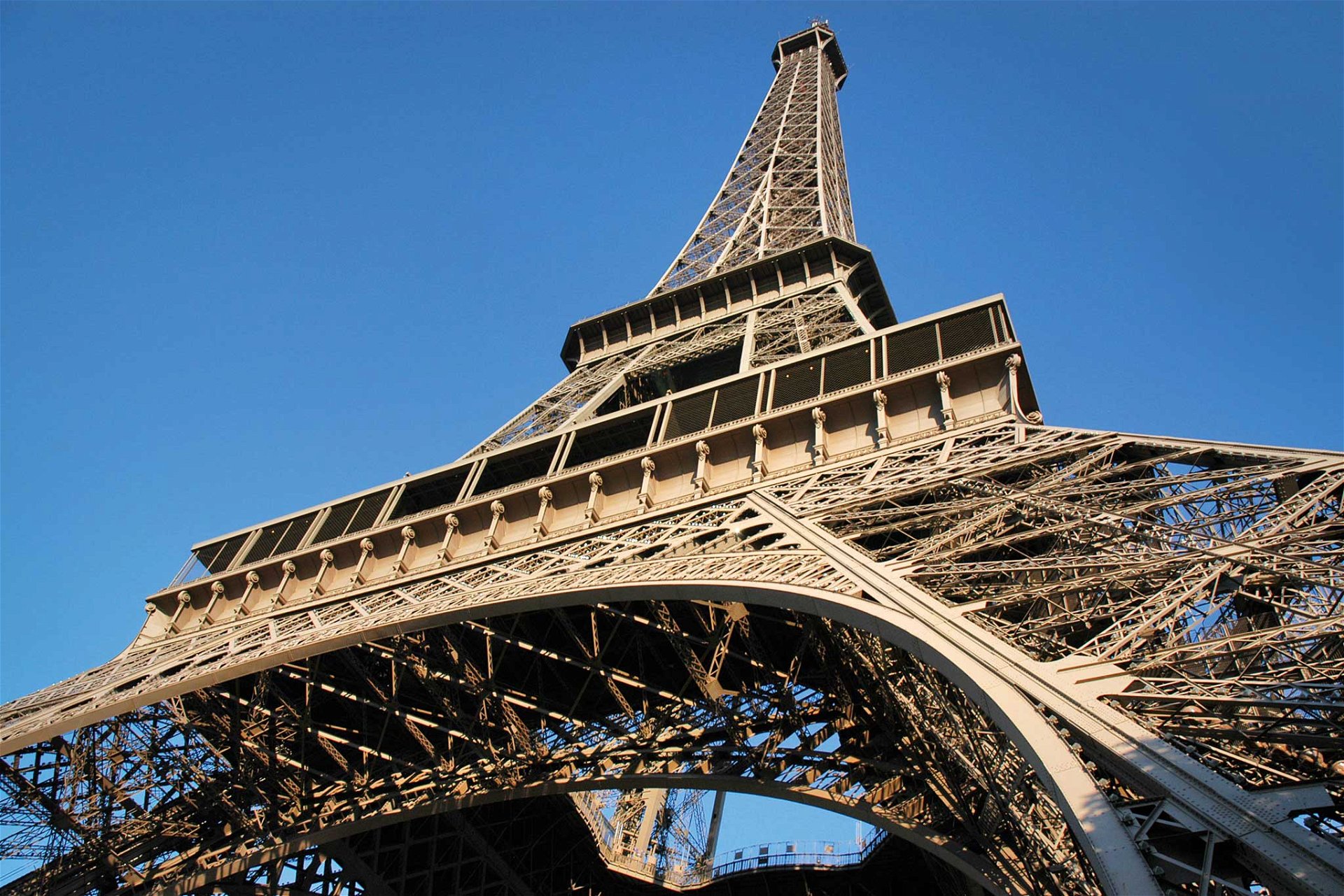 Eiffelturm, Paris Eine gewisse Kreativität kann man den Kritikern oft nicht absprechen: »Wirklich tragische Straßenlaterne« und »Skelett von einem Glockenturm« bringt einen aus heutiger Sicht zum Schmunzeln. Bei der Eröffnung 1889 waren die Spötter großteils verstummt, und der Eiffelturm avancierte schnell zur Ikone der Architektur und der Ingenieurskunst. Wobei man aber zugeben muss, dass er eher als Wahrzeichen denn als Architektur gesehen wird.