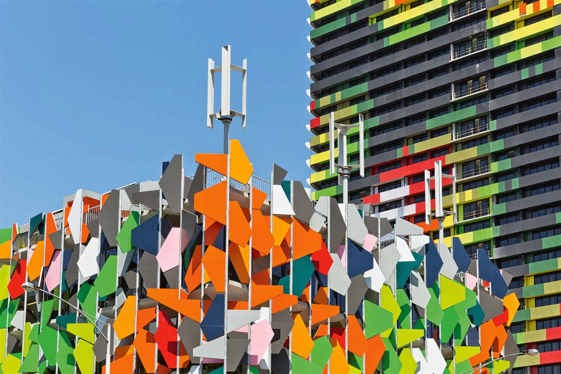 Pixel Building, Melbourne Es ist … farbenfroh. Das »Pixel Building« taucht in so manchen »Most Ugly«-Rankings der letzten Jahre auf. Subtilität war den Bauherren offensichtlich kein Anliegen, eher auffallen um jeden Preis. Kann man mögen, muss man aber nicht. Es soll aber auch nicht unerwähnt bleiben, dass das Gebäude zig Awards in Sachen Nachhaltigkeit erhalten hat. Und das macht es auch schön – von innen sozusagen. 