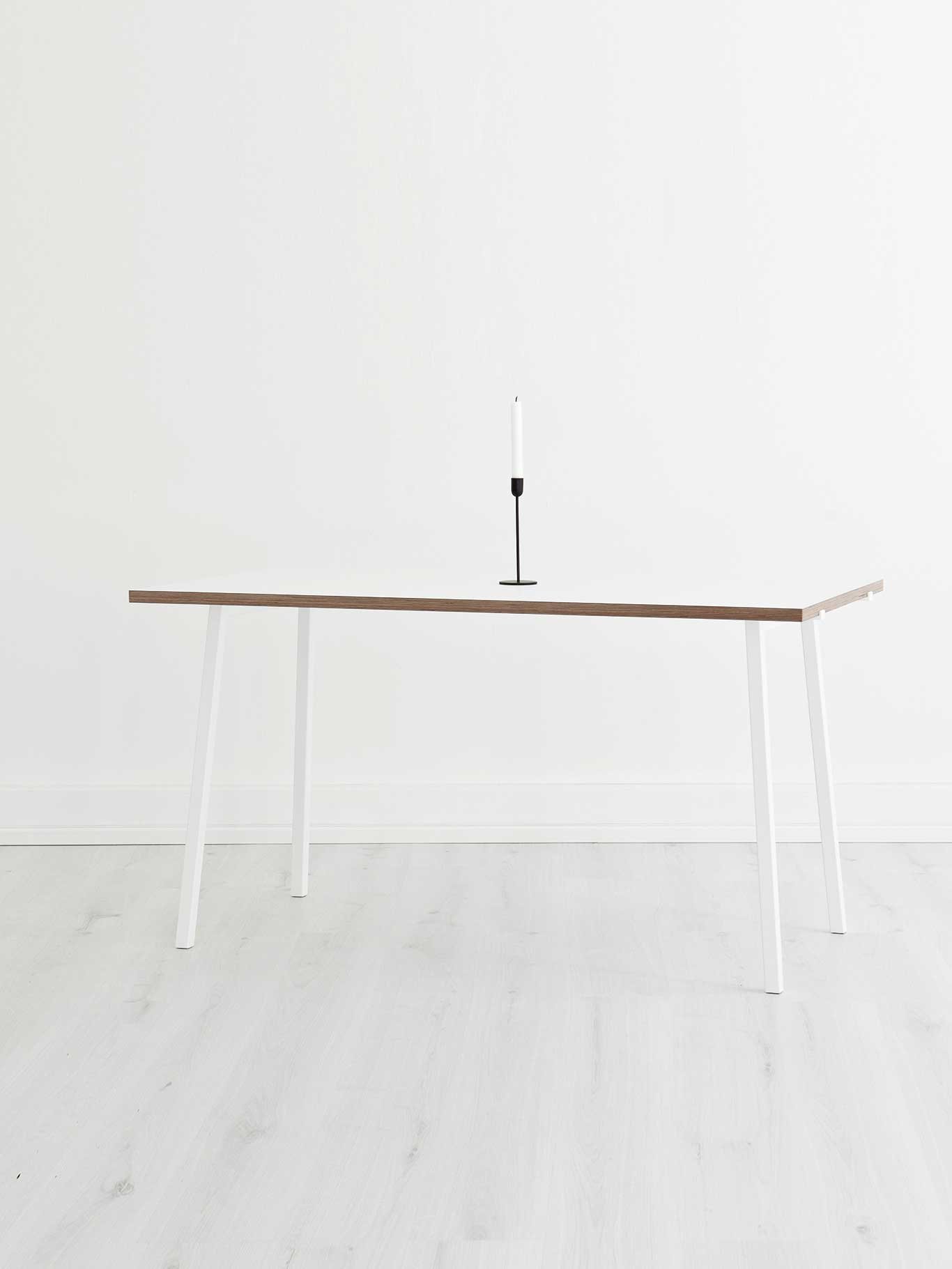 Der Tisch »Lyol« wurde ursprünglich für den Speisesaal der Universität Lappland designt. Seine unprätentiöse Formgebung, kompakte Größe und hohe Funktionalität machen aus ihm auch einen perfekten Schreibtisch. tebian.fi