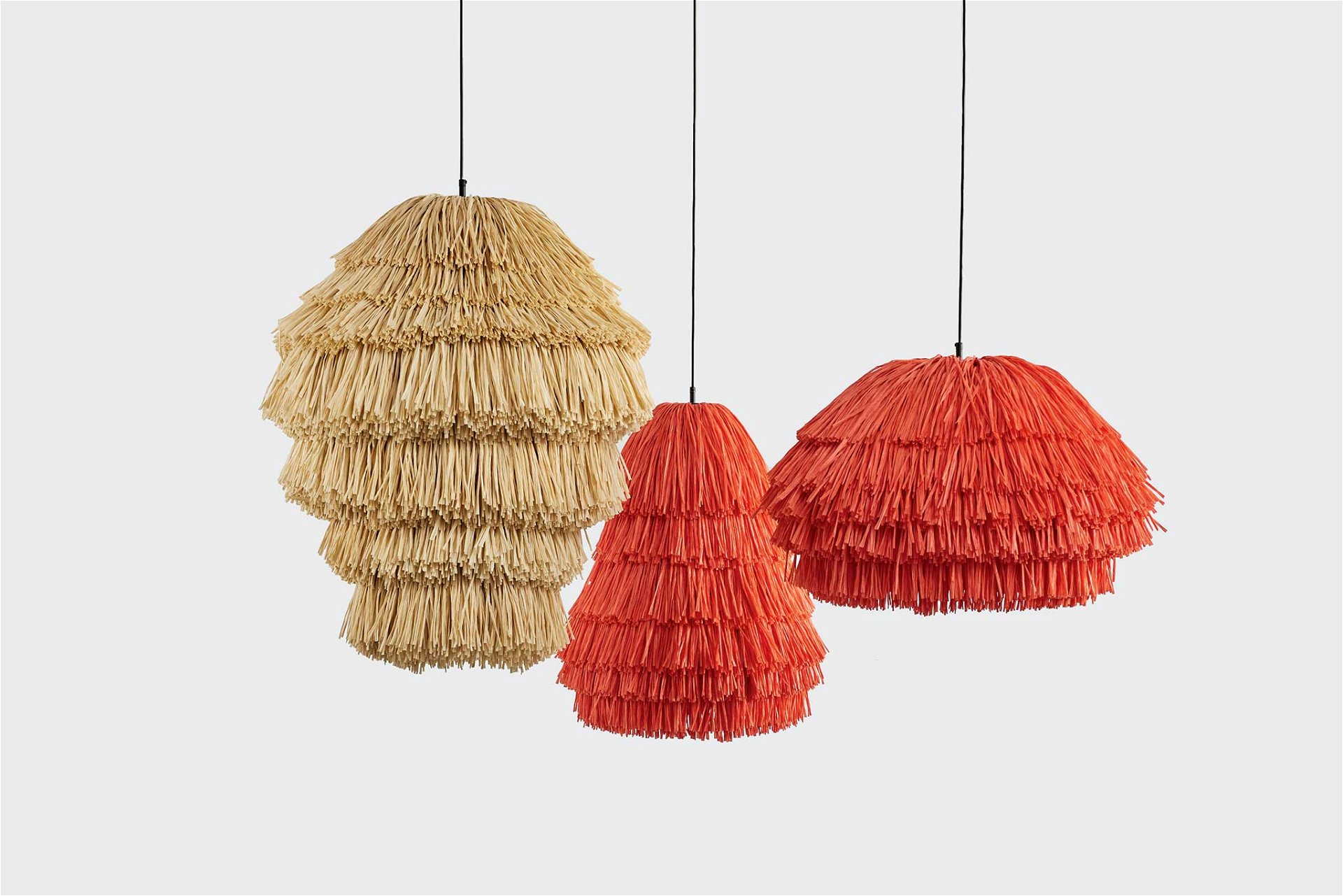 Attacke! Die »Fran«-Lampen sind aus Raffiabast gefertigt und in verschiedenen Ausführungen erhältlich. Die Silhouette erinnert an eine Piñata. llotllov.com