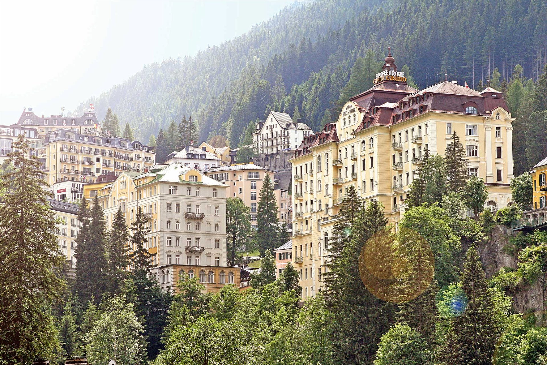 Ein Panorama wie kein anderes Dicht an dicht türmen sich das »Grand Hotel de l’Europe« und seine Nachbarn an den steilen Hängen von Bad Gastein. gastein.com