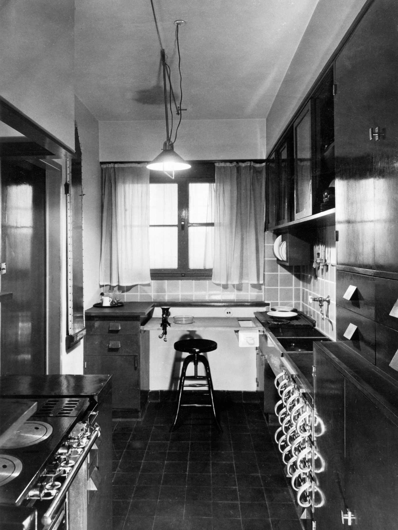 Die Frankfurter Küche aus dem Jahr 1926 wurde von der Wiener Architektin Margarete Schütte-Lihotzky ausgearbeitet. 
