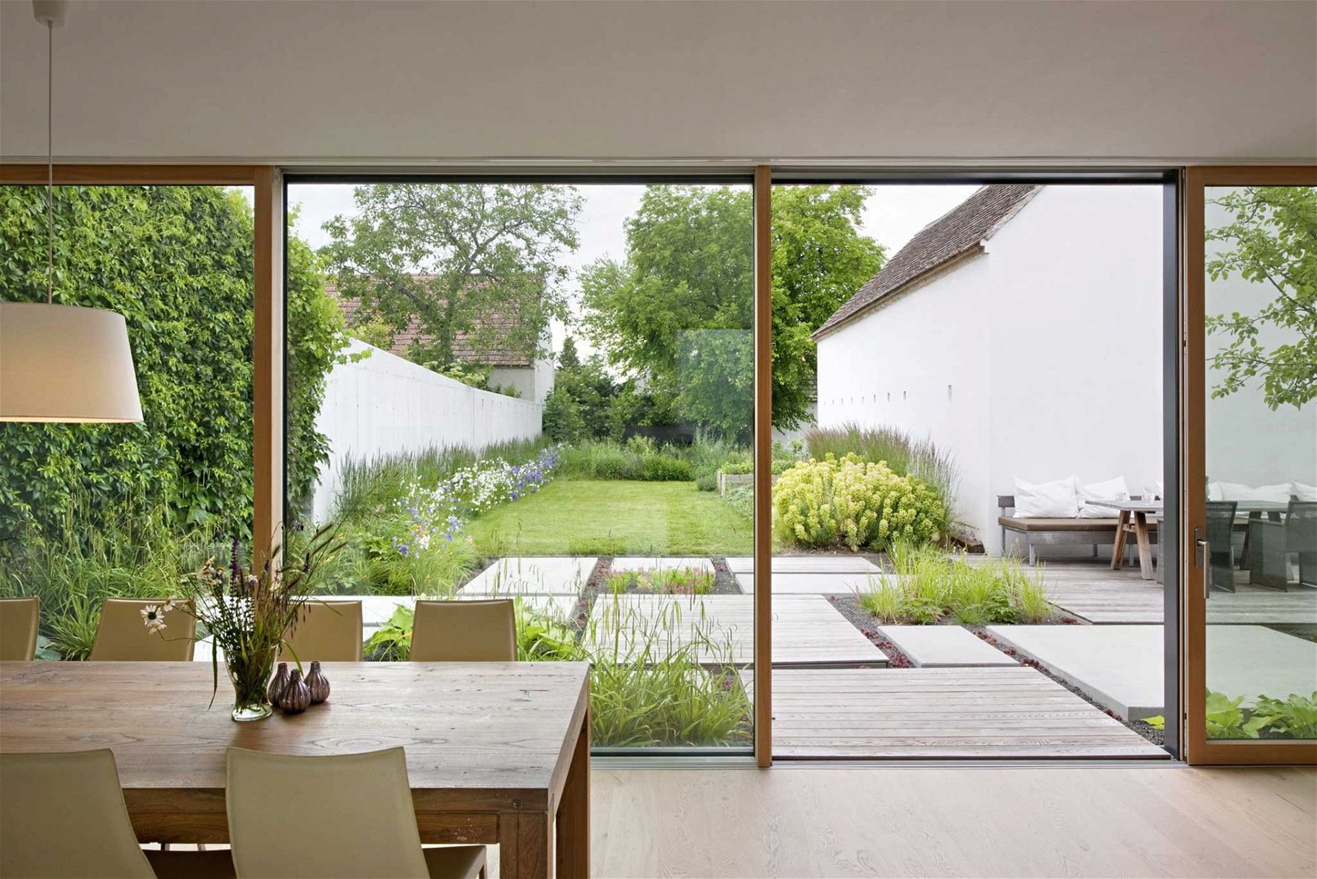 Der Patchwork-Garten von 3:0 Landschaftsarchitektur ist nichts anderes als eine Matrix aus verschiedenen rechteckigen Terrassenschollen aus Sichtbeton und Thermo-Esche. 3zu0.com