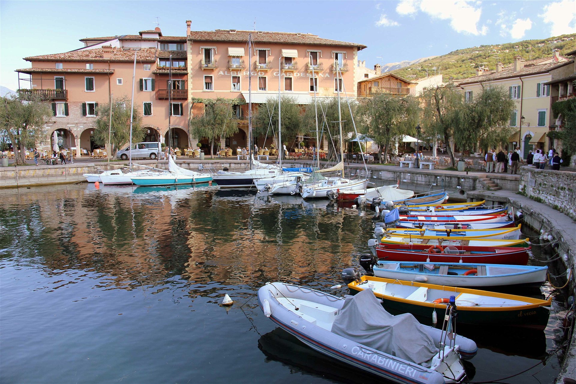 Der bunte Hafen von Torri del Benaco. 