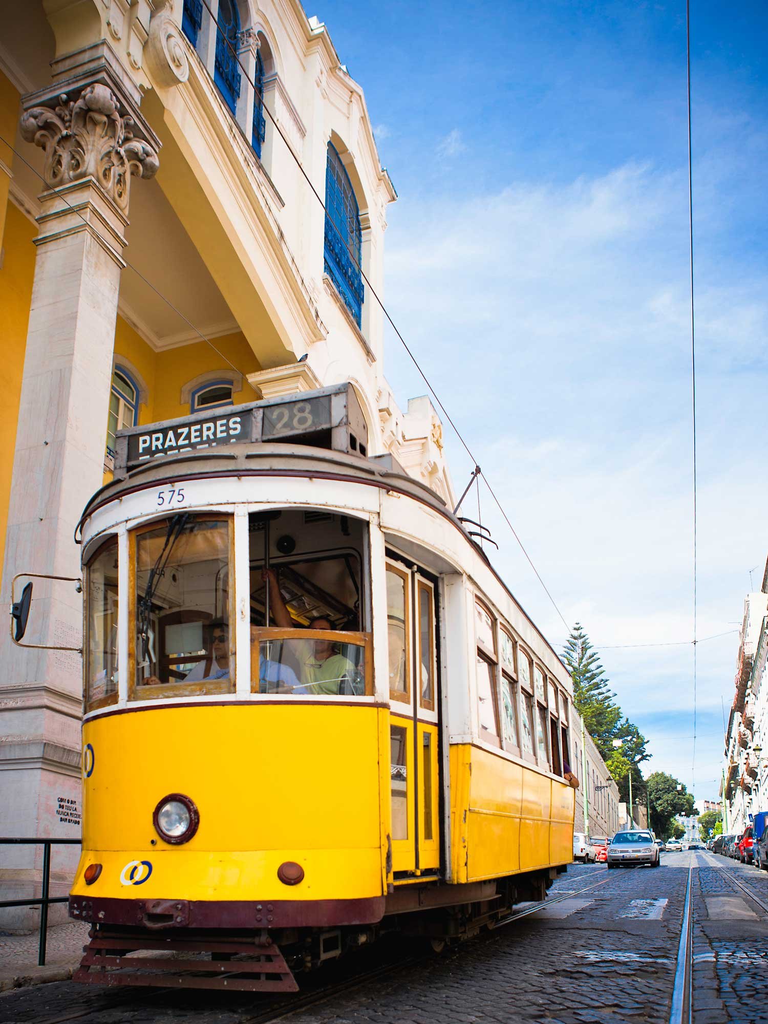 Die gelb-weißen Straßenbahnen sind ein Muss, wenn man in Lissabon ist.