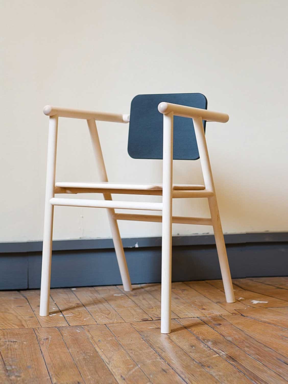 Simple Eleganz: Der Stuhl »Phloem« besticht mit klarer Formsprache. Die Lehne schwebt förmlich über der Sitzfläche.