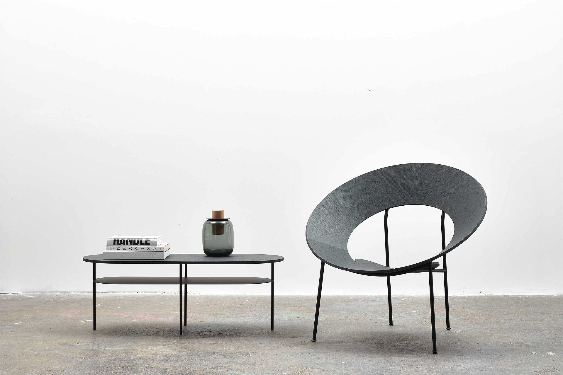 Runderneuerung: Im Kreis entspannen: Lounge-Sessel und Tisch »Cocon«, gestaltet  für die tschechische Marke Master & Master. masterandmaster.eu