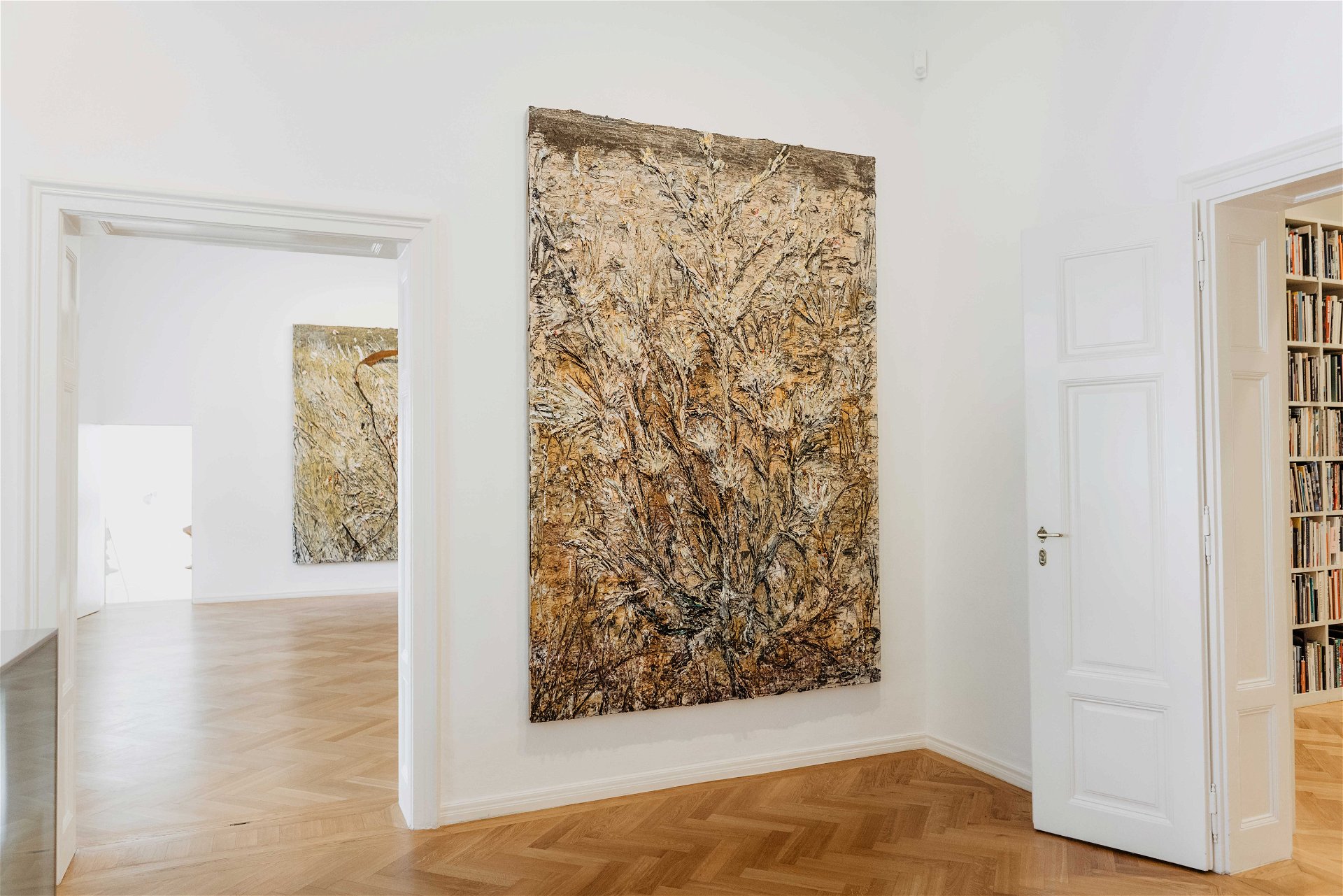 Ausstellungseinblick: Anselm Kiefers monumentale Gemälde, inspiriert durch die Poesie Walthers von der Vogelweide, sind bis 3. Oktober in Salzburg zu sehen.