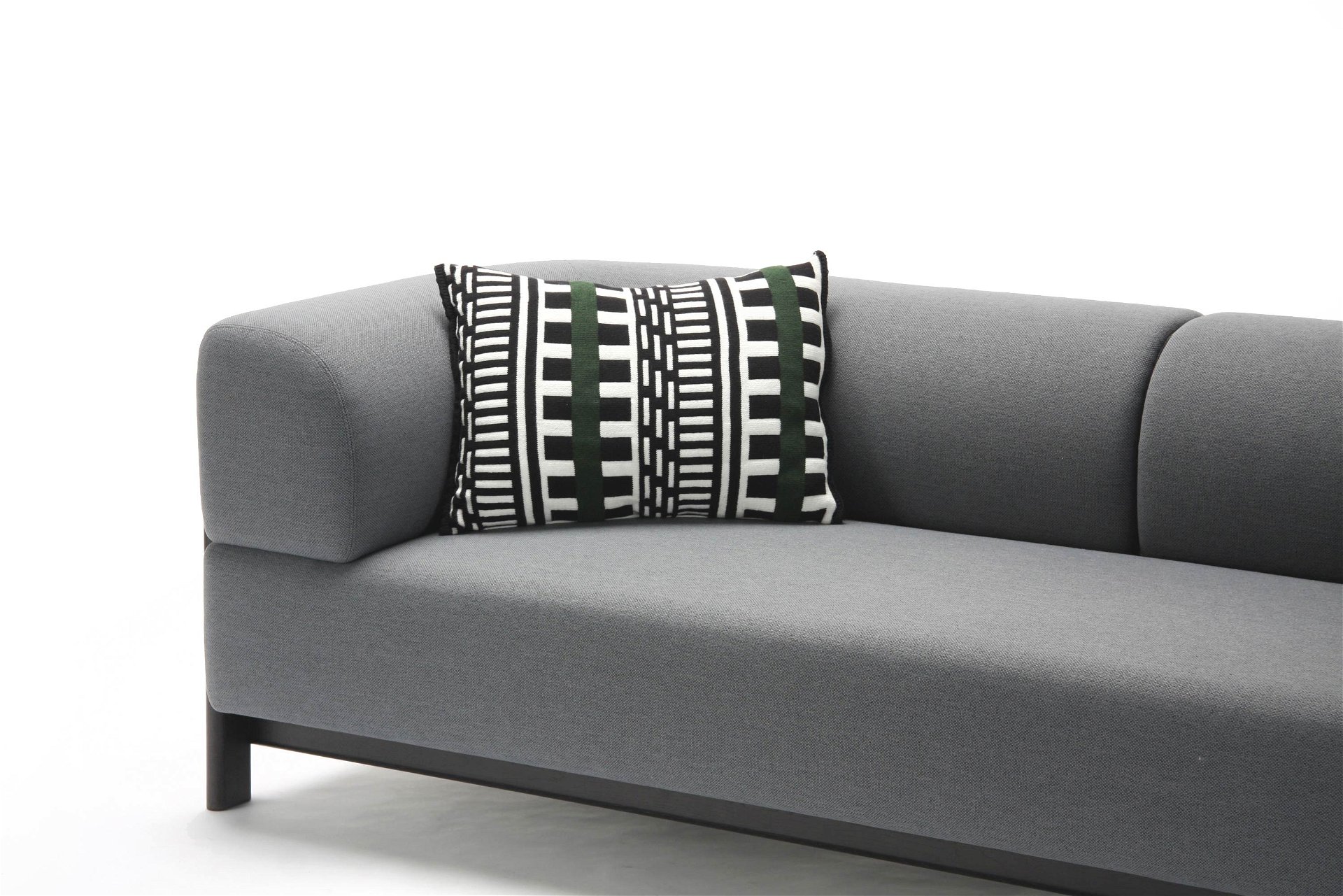 Tiefsitzer: Bodennahe Eleganz zeigt das formvollendete Sofa »Elephant« mit dem passenden Zierkissen »Stripes«.   