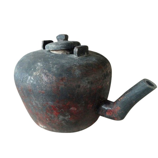 ca. 2000 v. Chr.: Bereits vor mehr als 4000 Jahren kamen Wasser­kocher im antiken Mesopotamien erstmals zum Einsatz. Sie wurden aus Eisen gefertigt und über dem Feuer erwärmt.